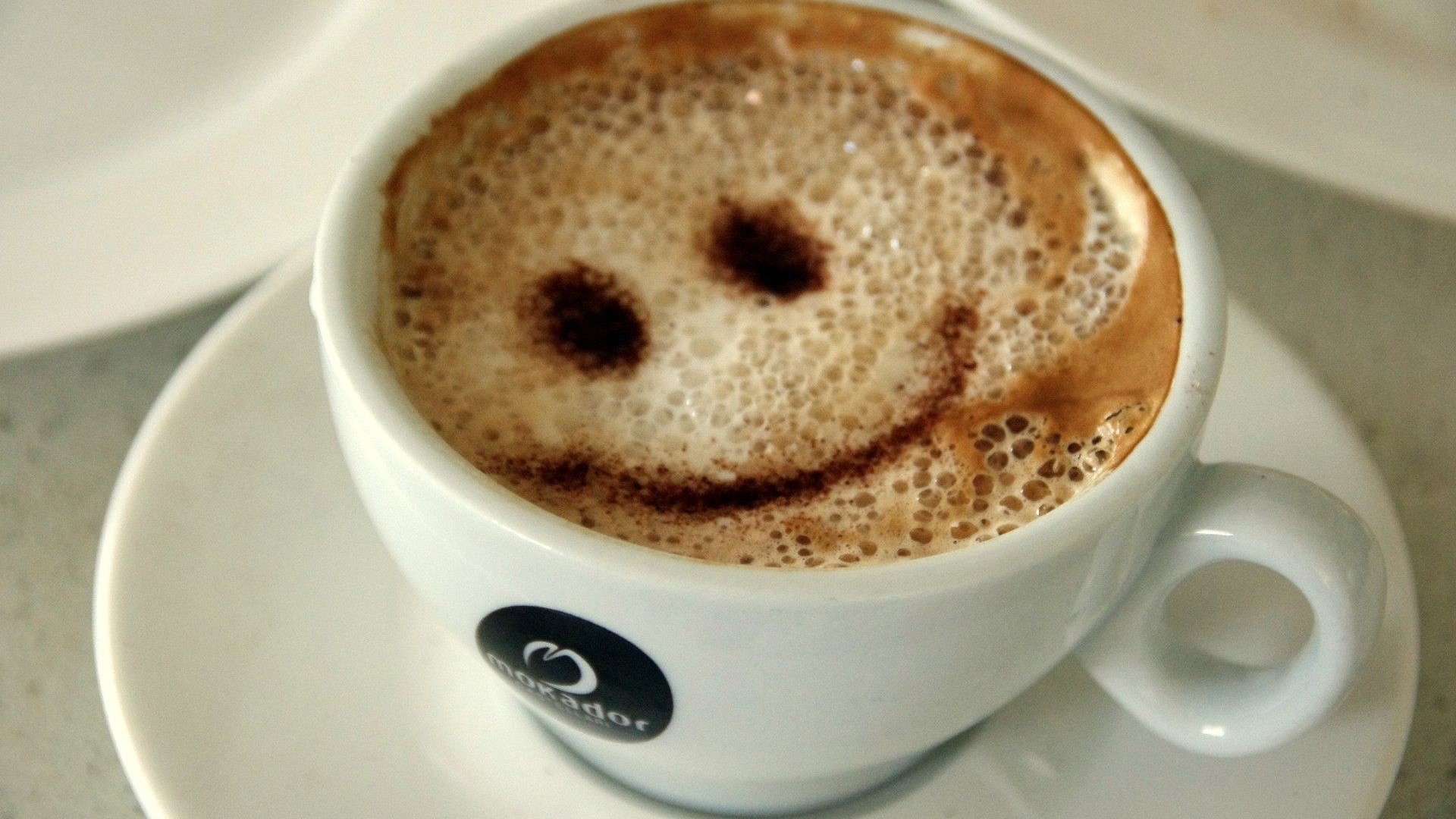 Cappuccino with a smiley face design HD Wallpaper