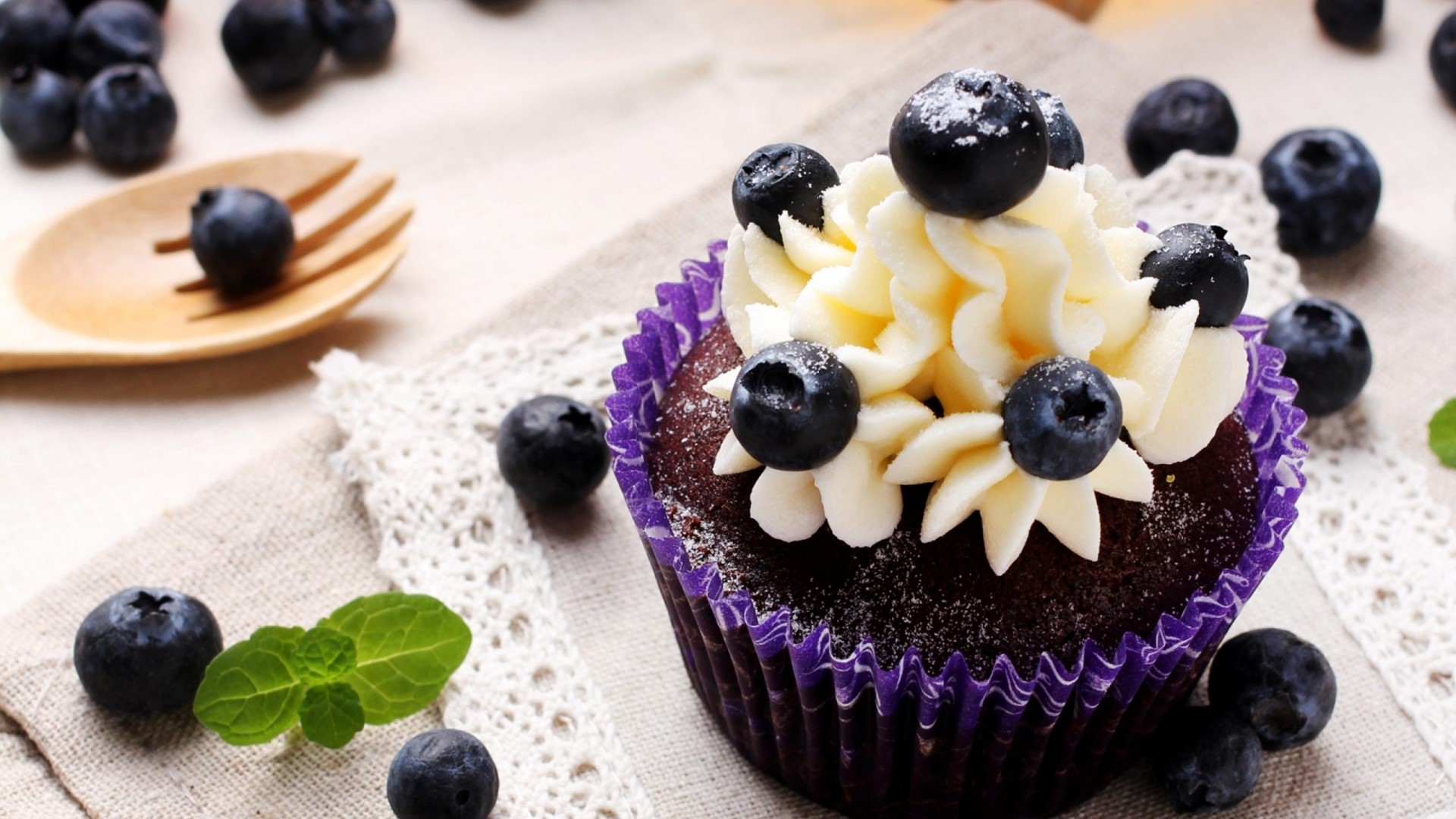 Blueberry Cupcake with White Frosting and Blueberries HD Wallpaper