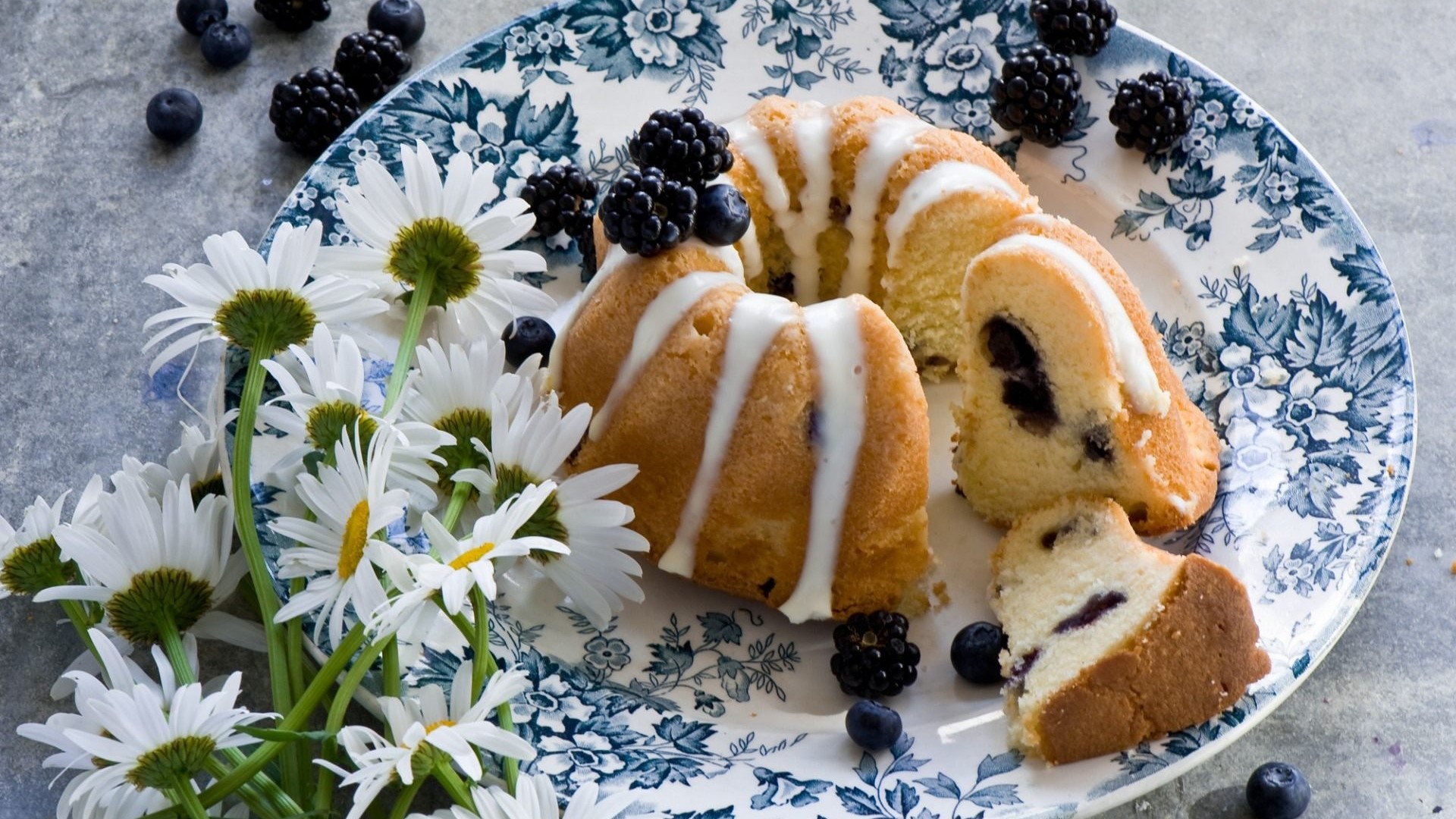 Bundt cakes with berries and daisies on a plate HD Wallpaper