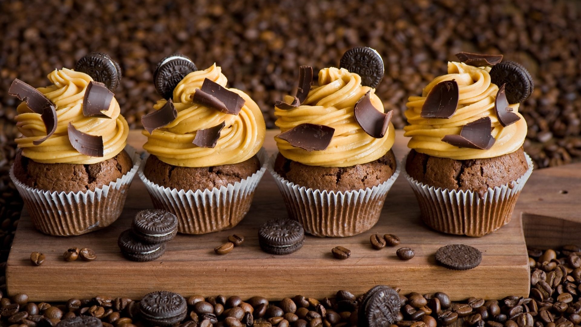 Chocolate cupcakes with peanut butter frosting and Oreos HD Wallpaper