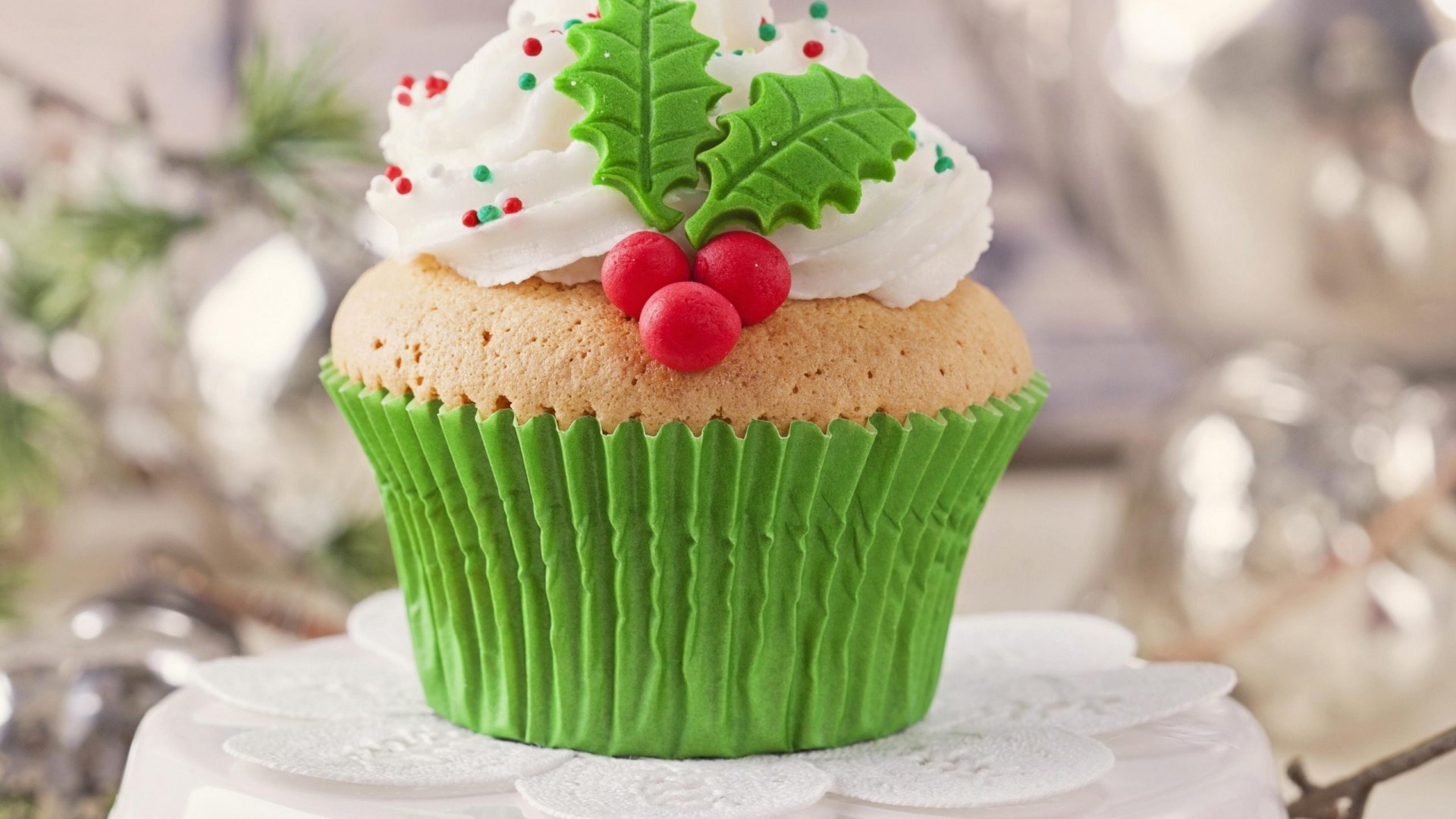 Christmas cupcake with holly and berries HD Wallpaper