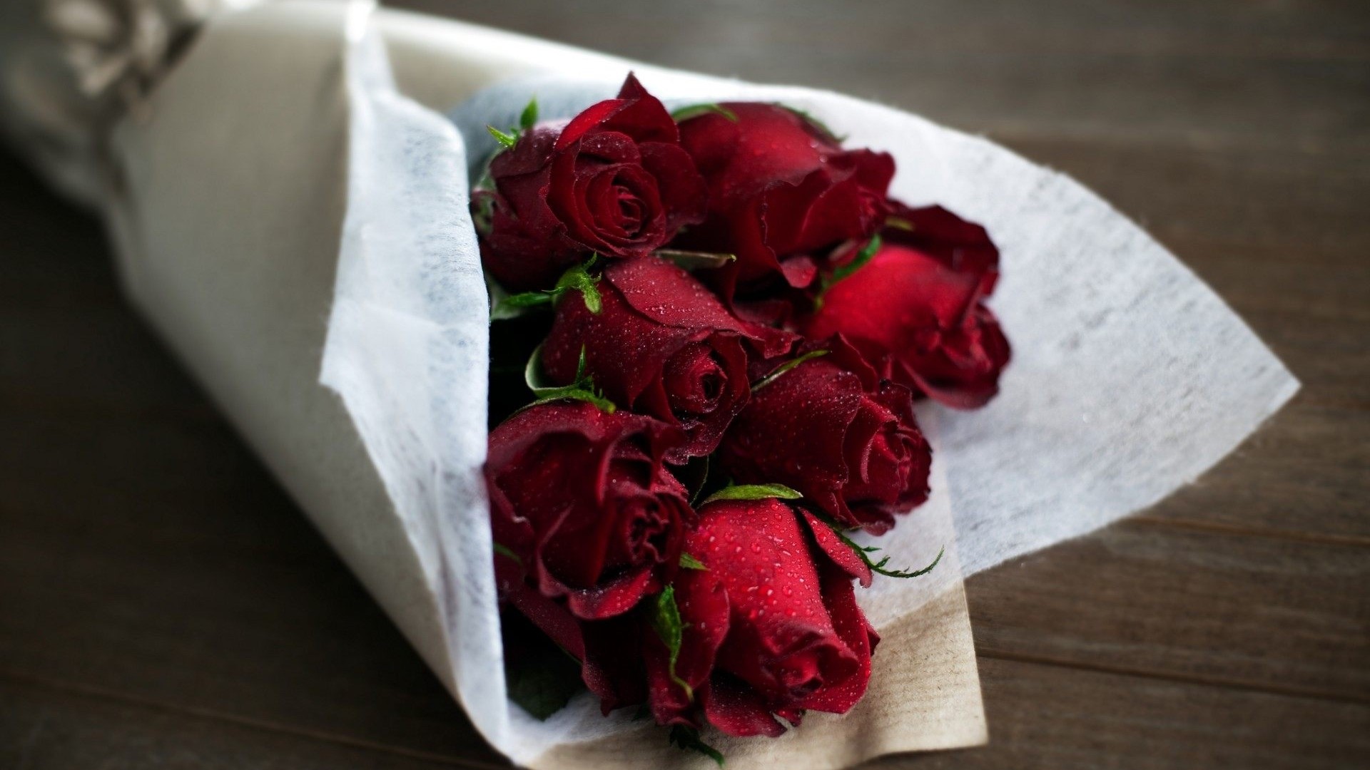 Bouquet of red roses with water droplets HD Wallpaper