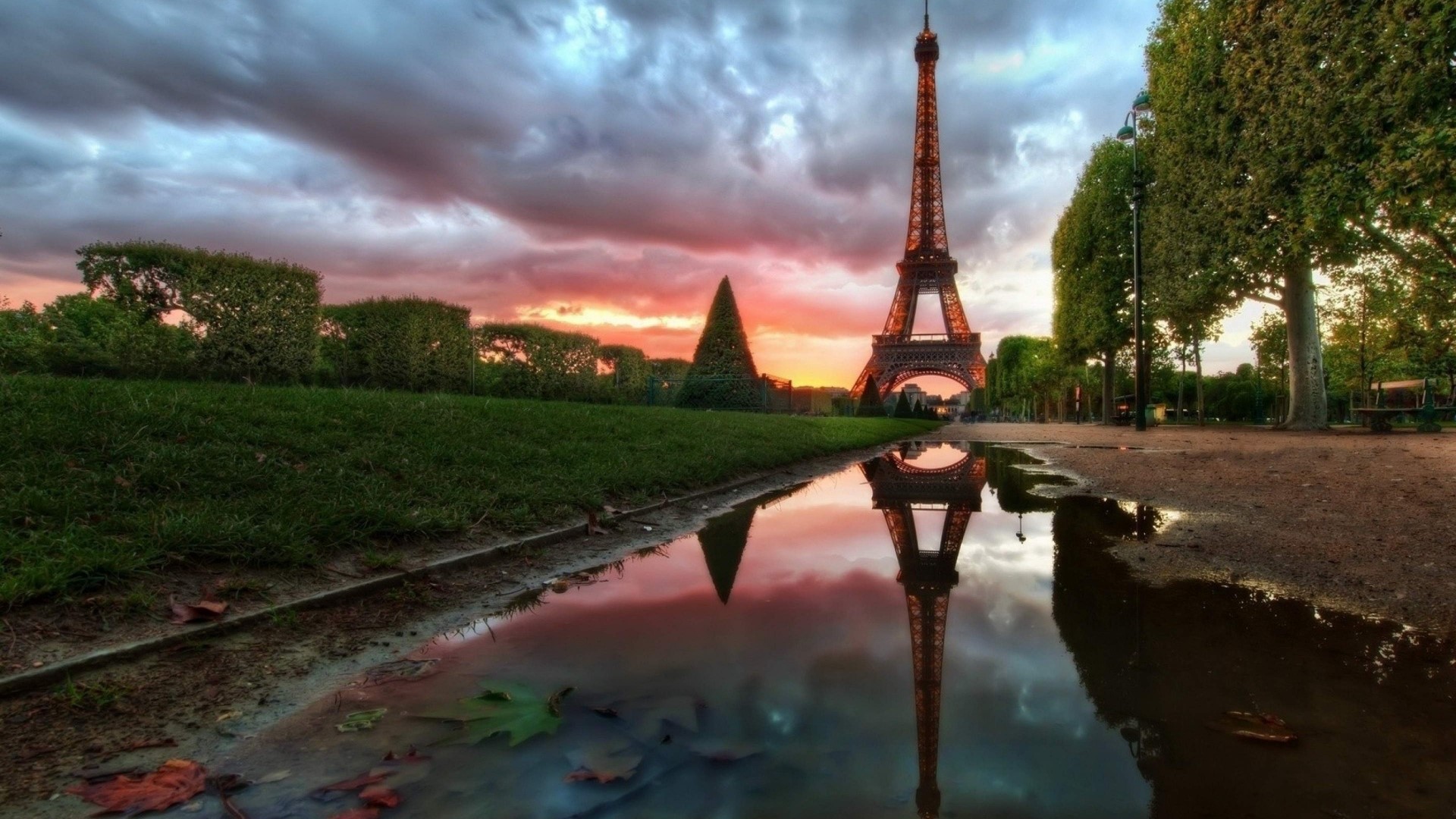Eiffel Tower reflection at sunset HD Wallpaper
