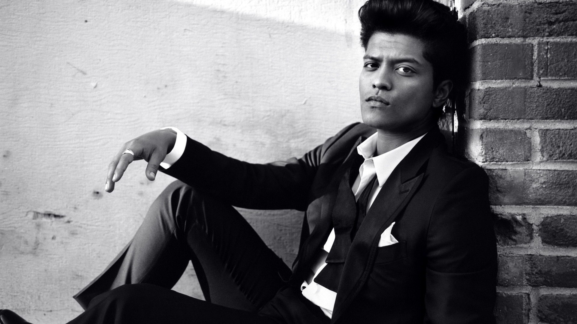 Bruno Mars in a Suit HD Wallpaper