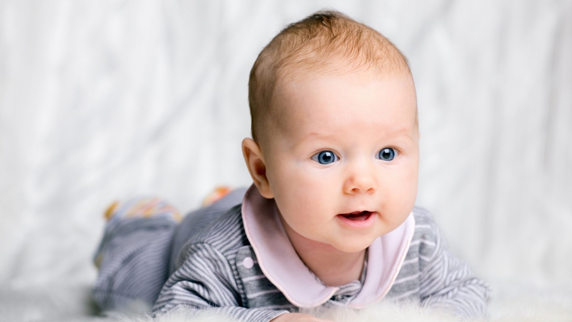 Baby on a fluffy white blanket HD Wallpaper