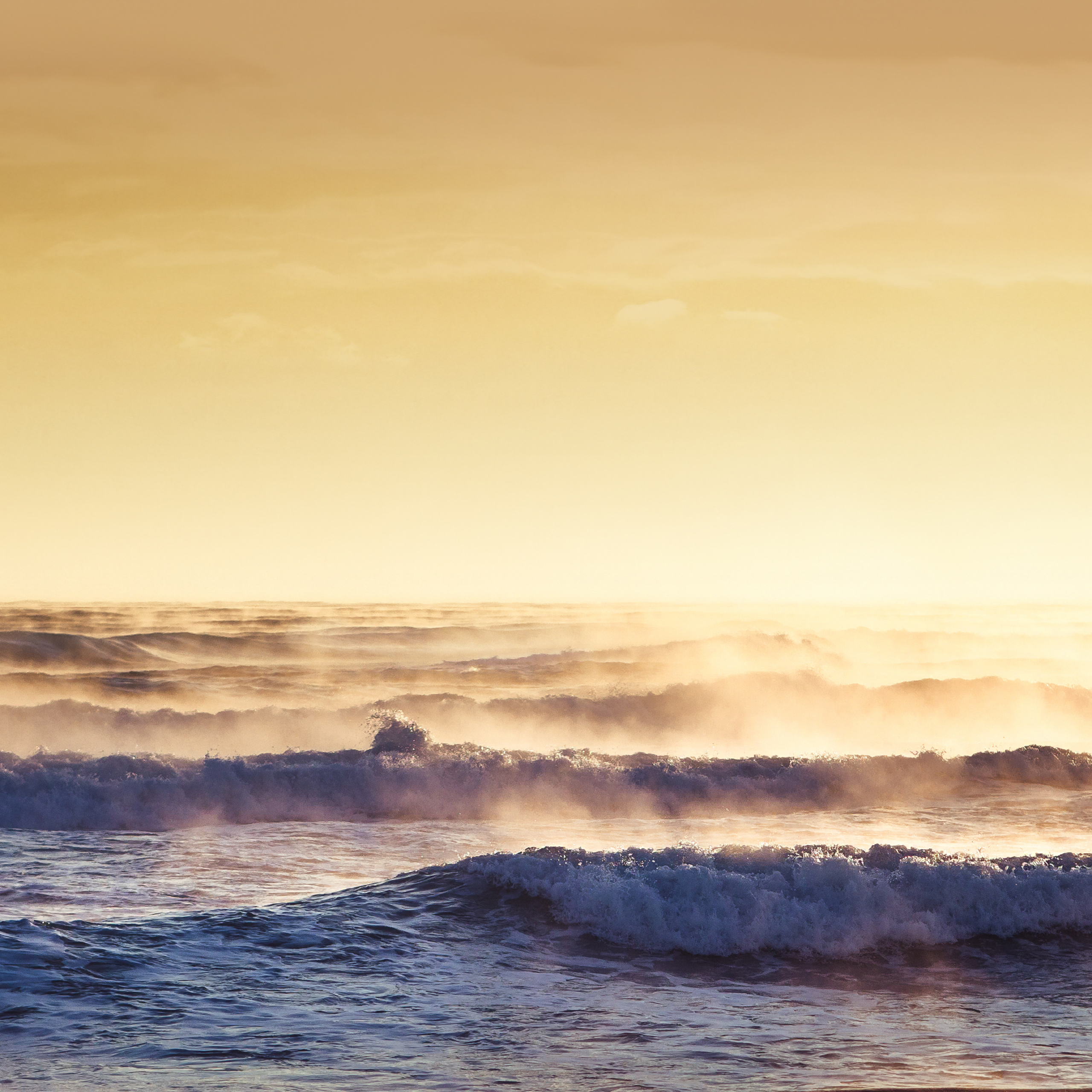Ocean waves with mist at sunrise HD Wallpaper