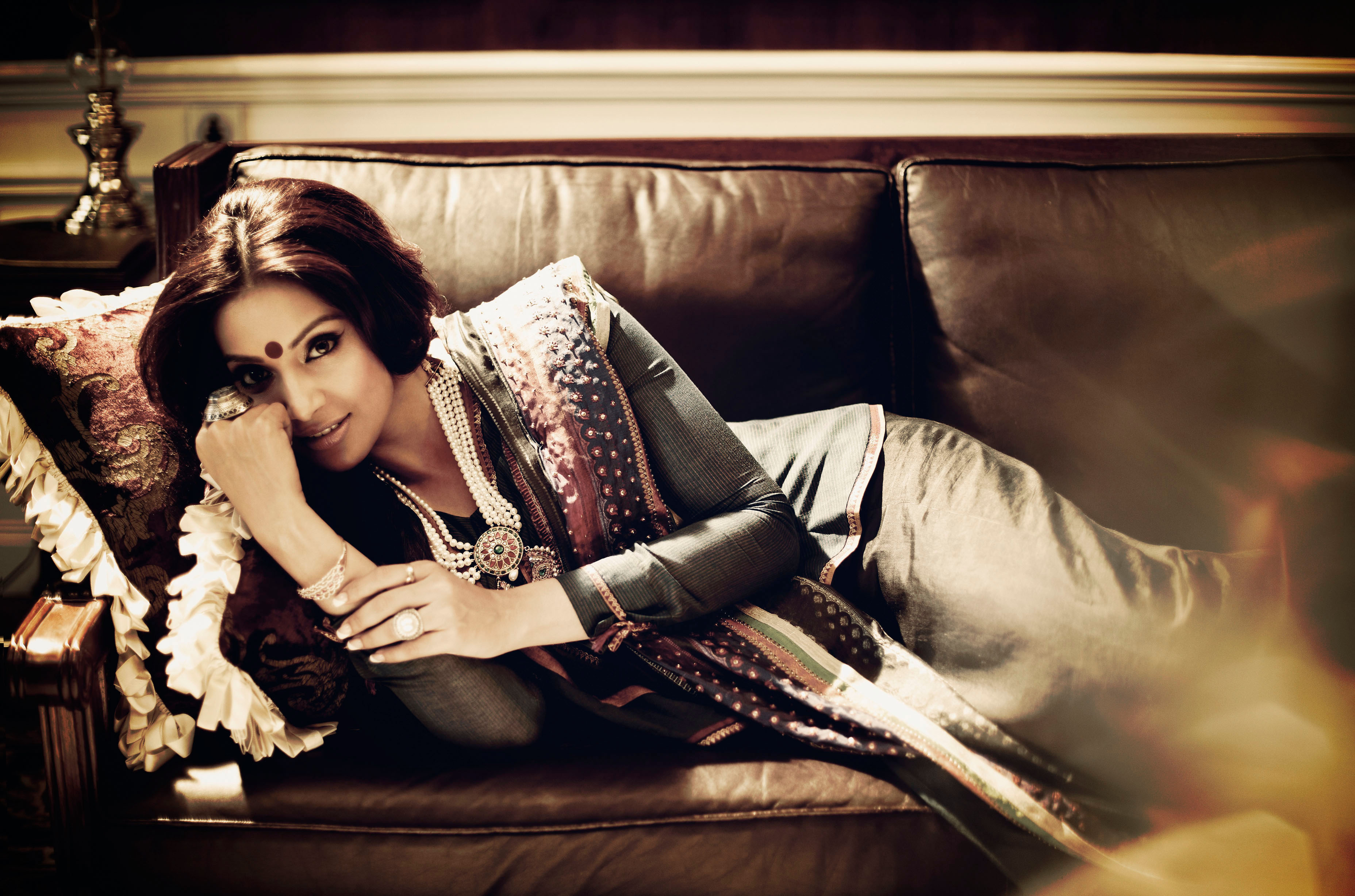 Bipasha Basu in traditional Indian attire HD Wallpaper
