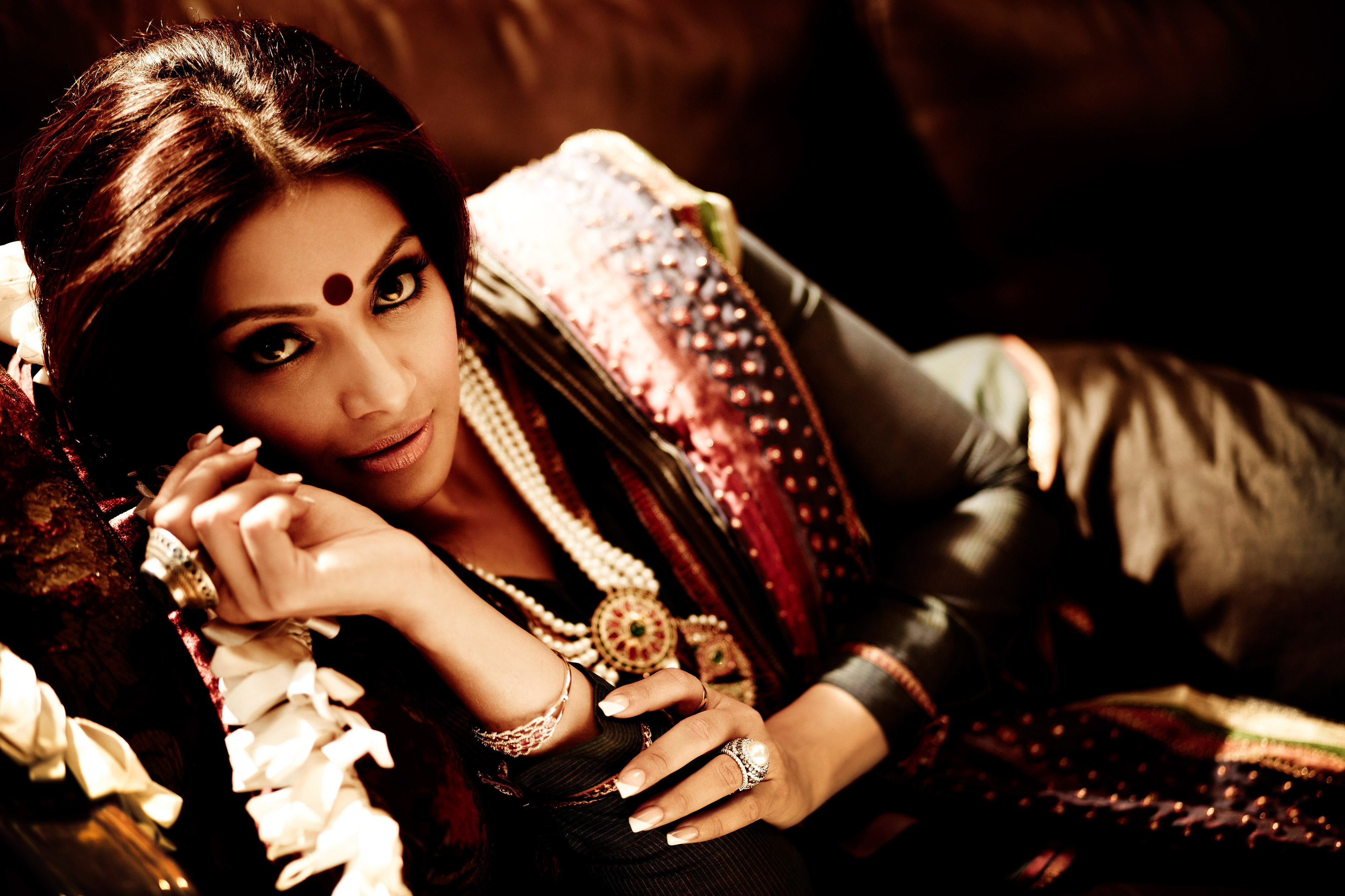 Bipasha Basu in traditional Indian attire HD Wallpaper