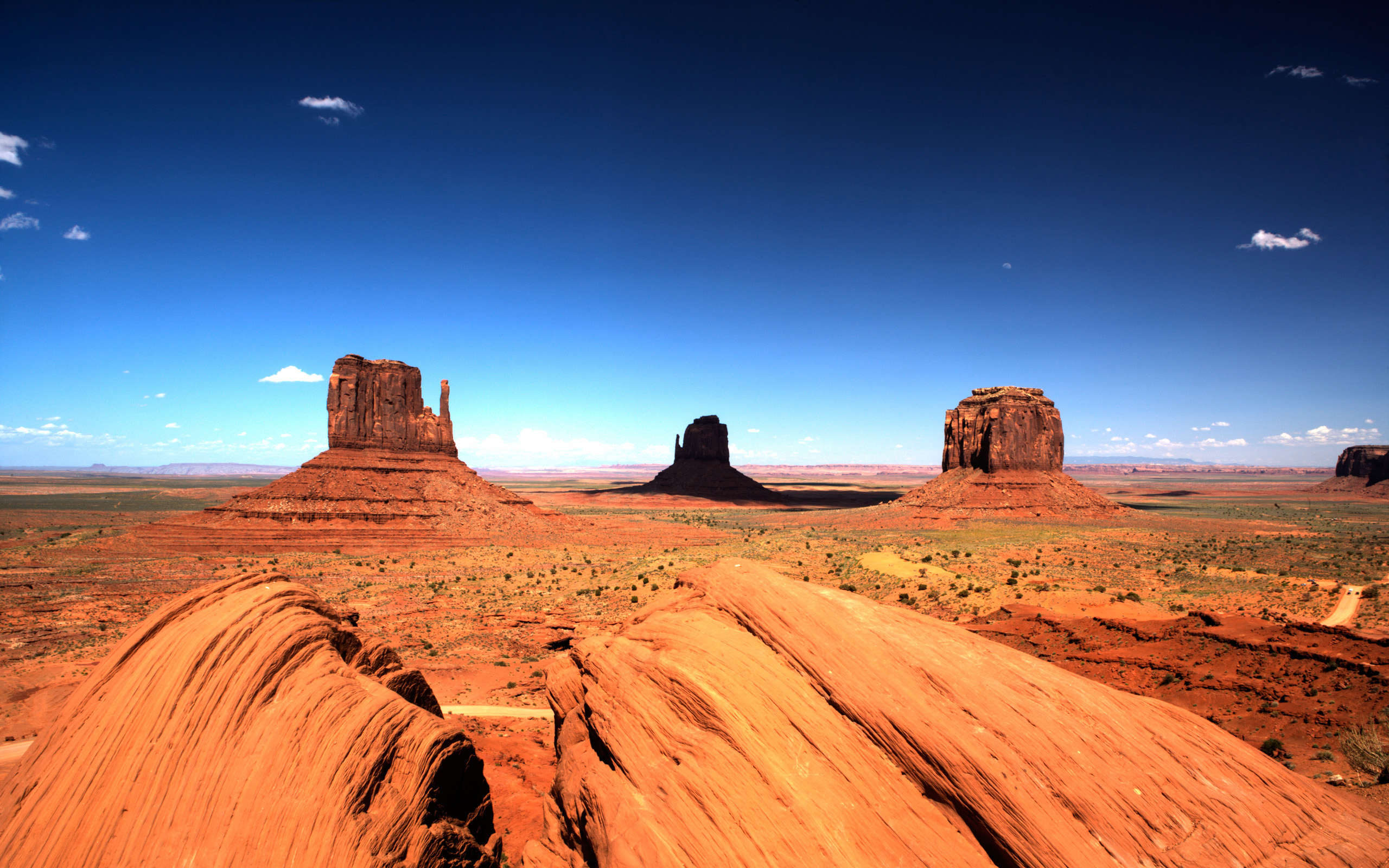 Monument Valley landscape with mesas and blue sky HD Wallpaper