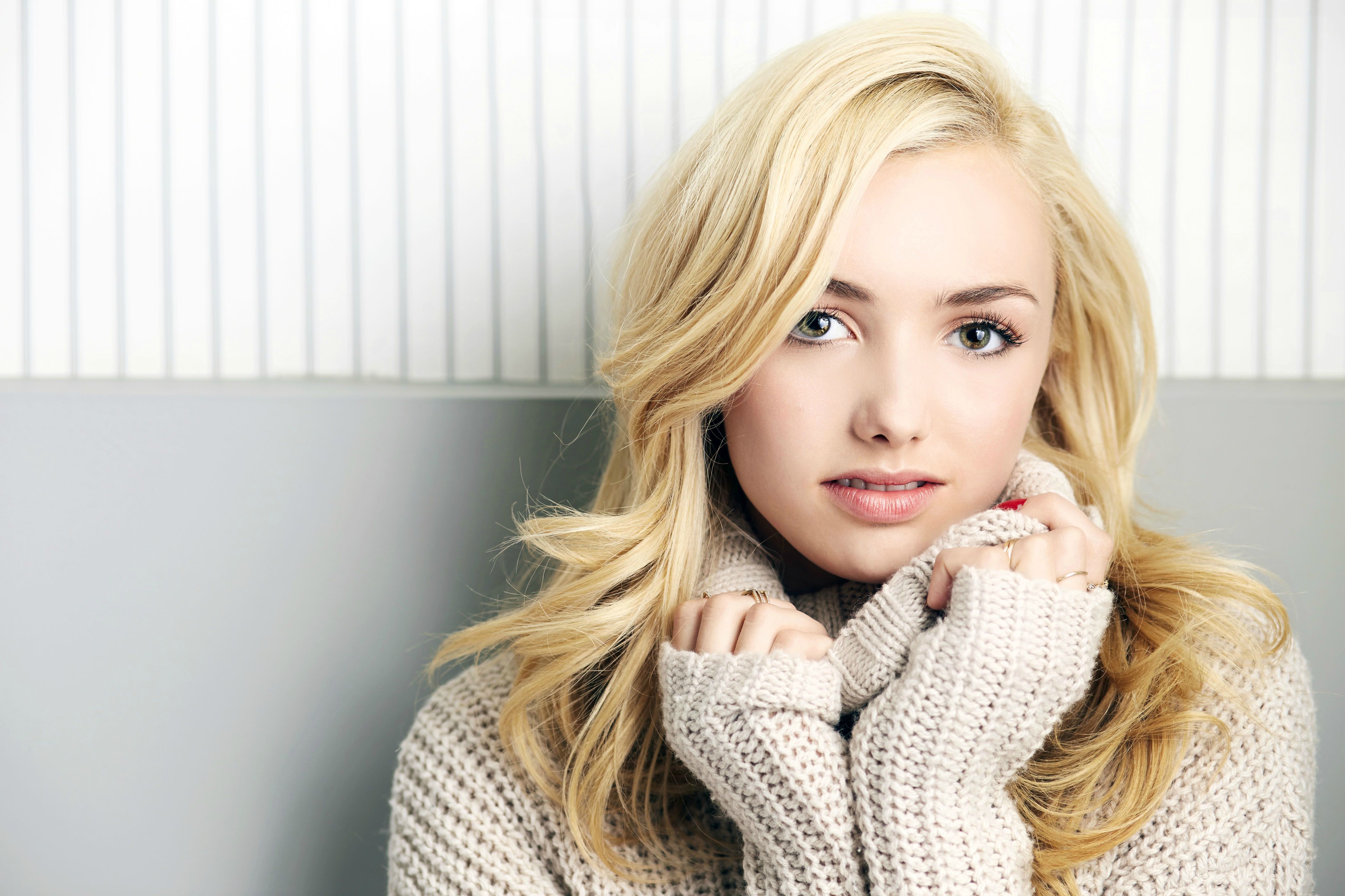 Peyton List in a sweater HD Wallpaper