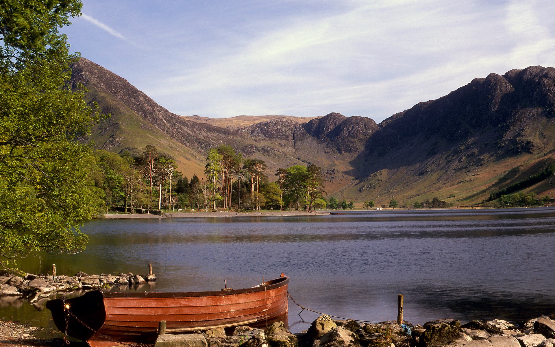 Boat on a lake with mountains in the background HD Wallpaper