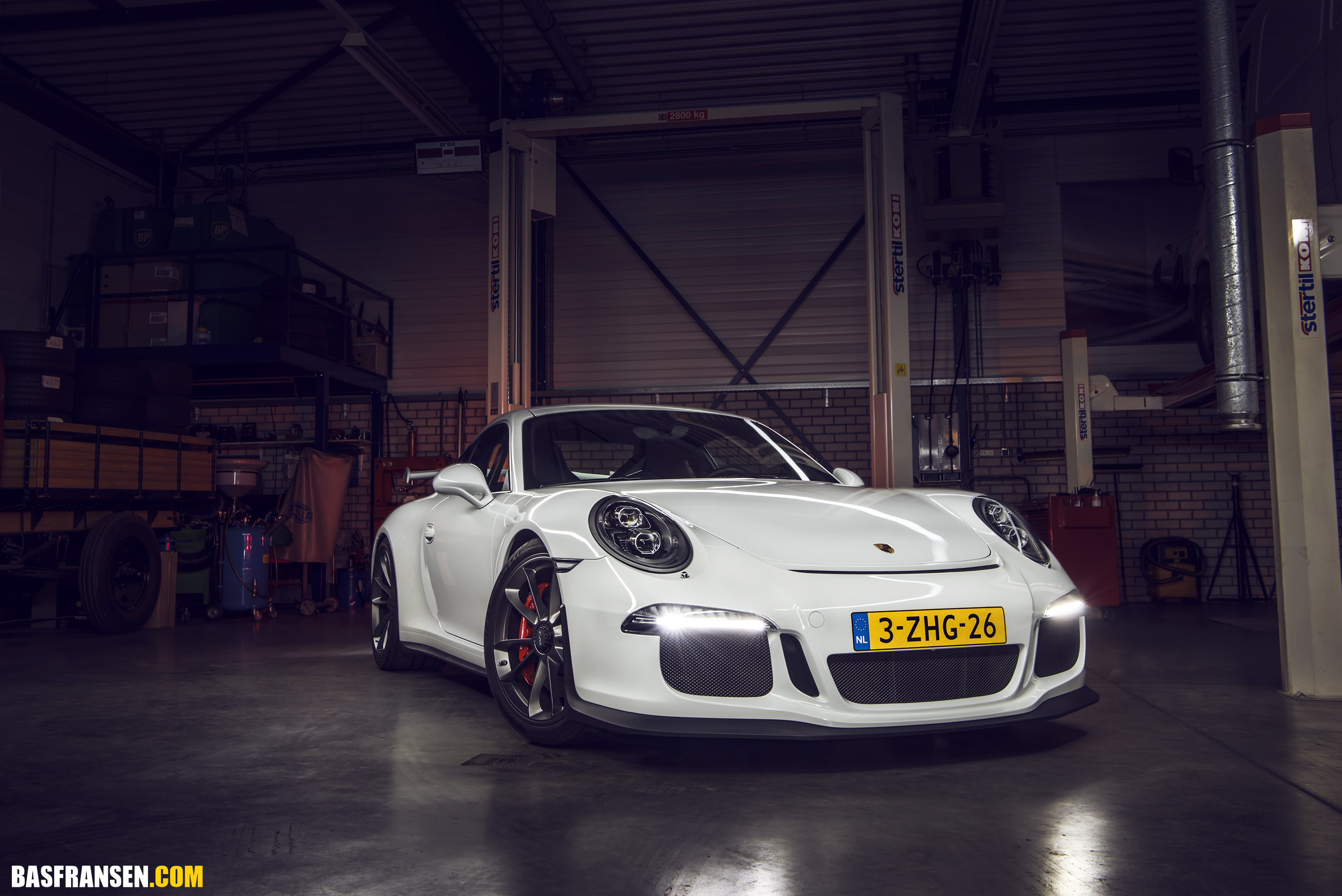 White Porsche 911 GT3 in a garage HD Wallpaper