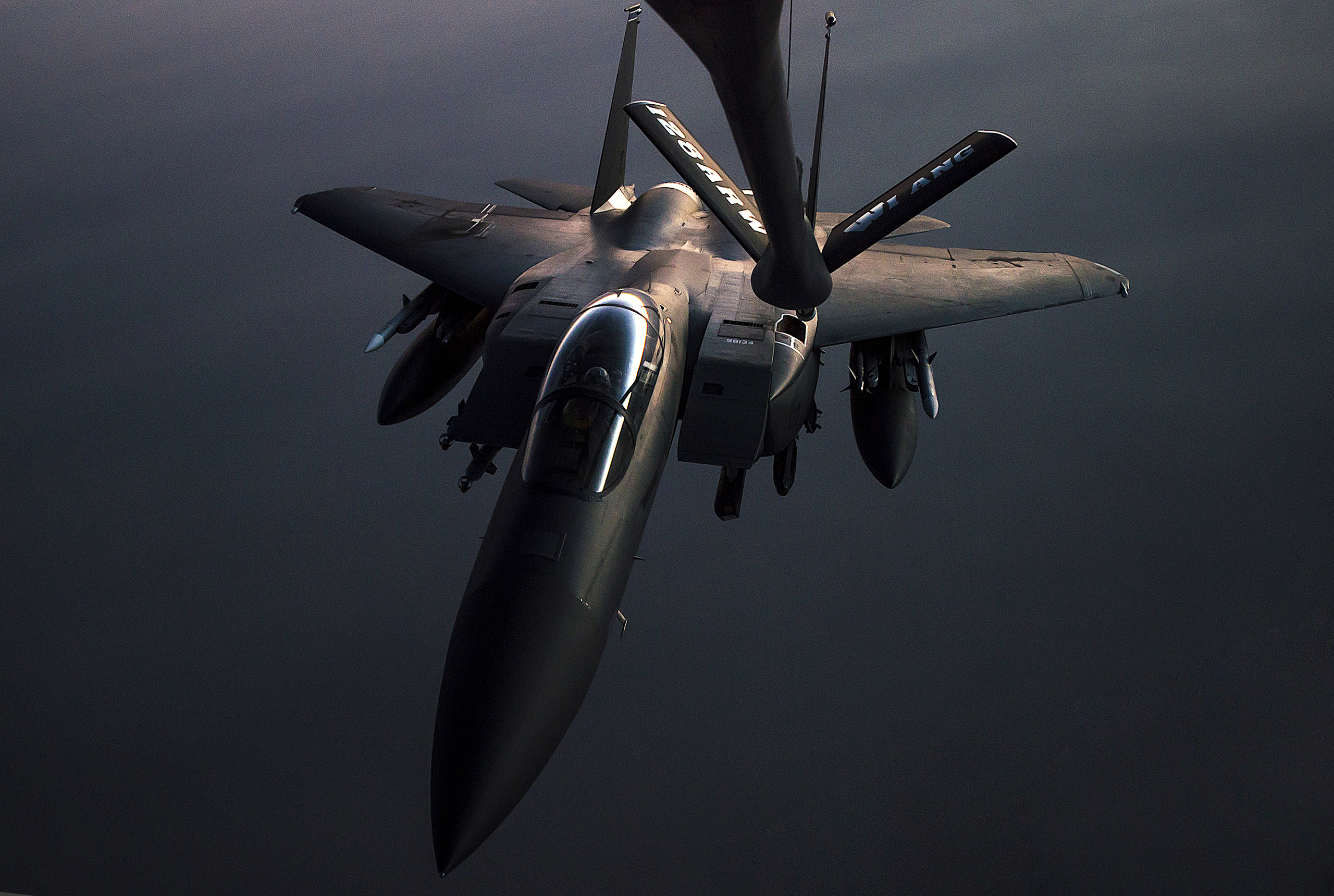US Air Force F-15 Eagle refueling mid-air HD Wallpaper