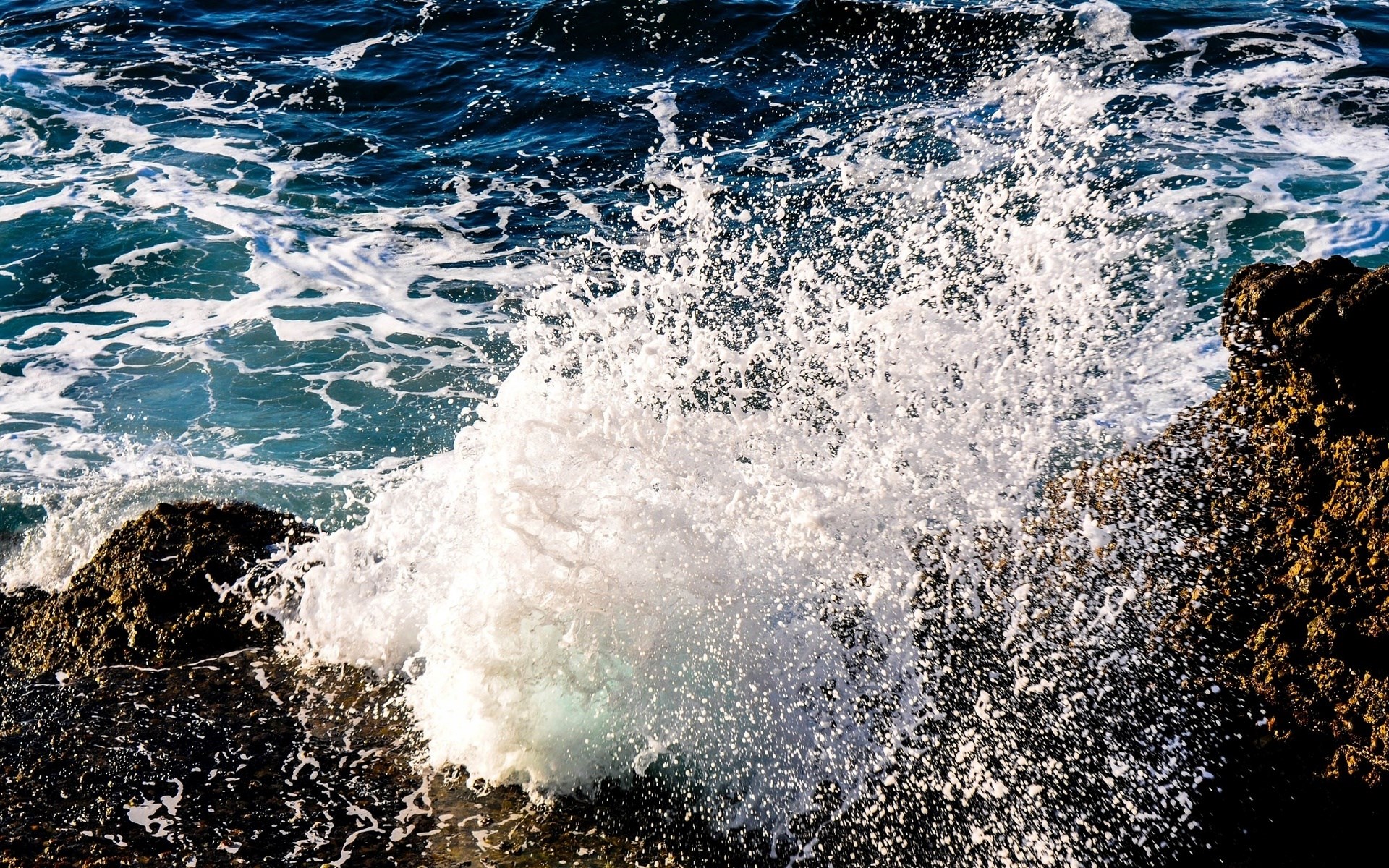Ocean wave crashing on rocks HD Wallpaper