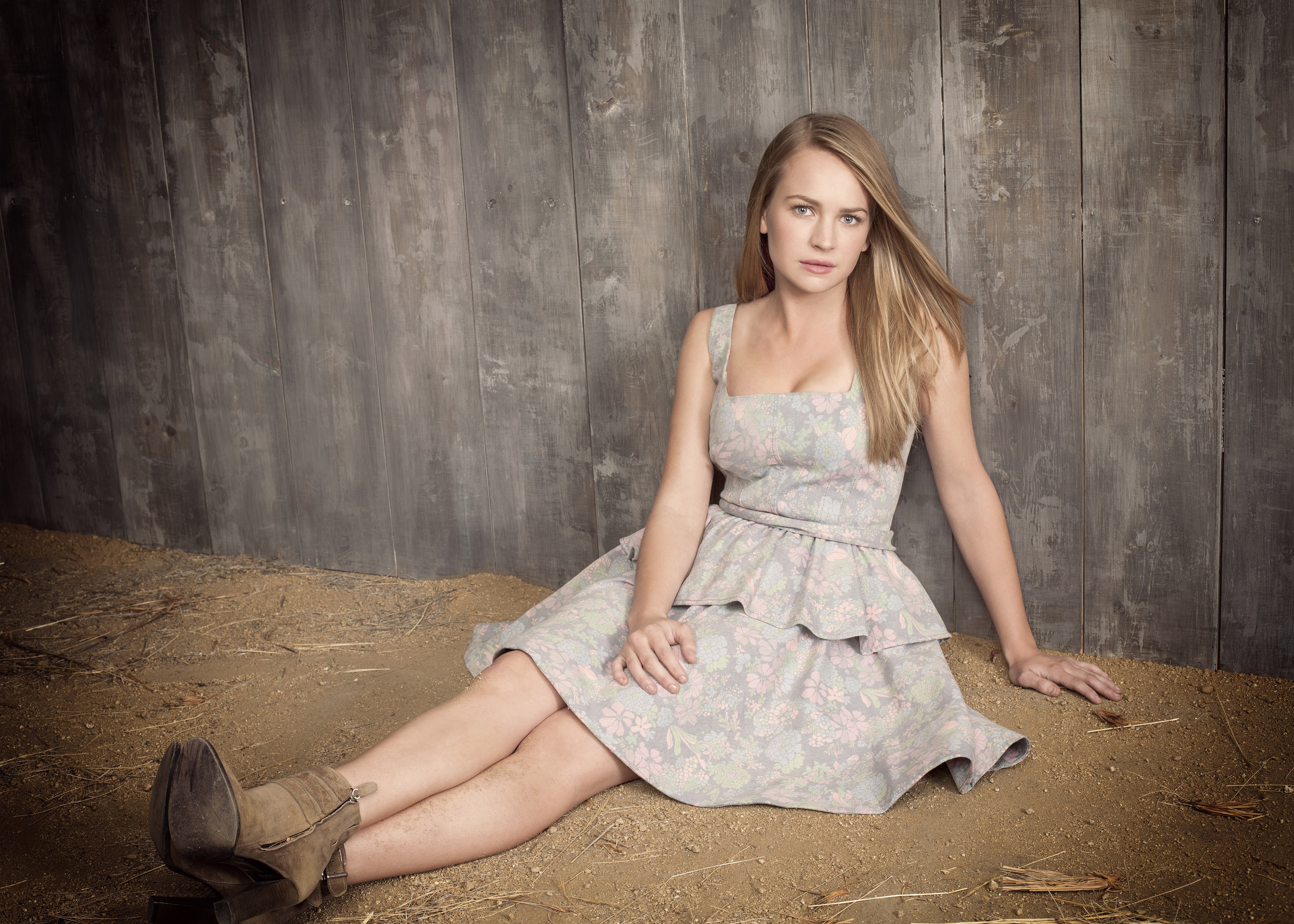 Britt Robertson sitting on the ground HD Wallpaper