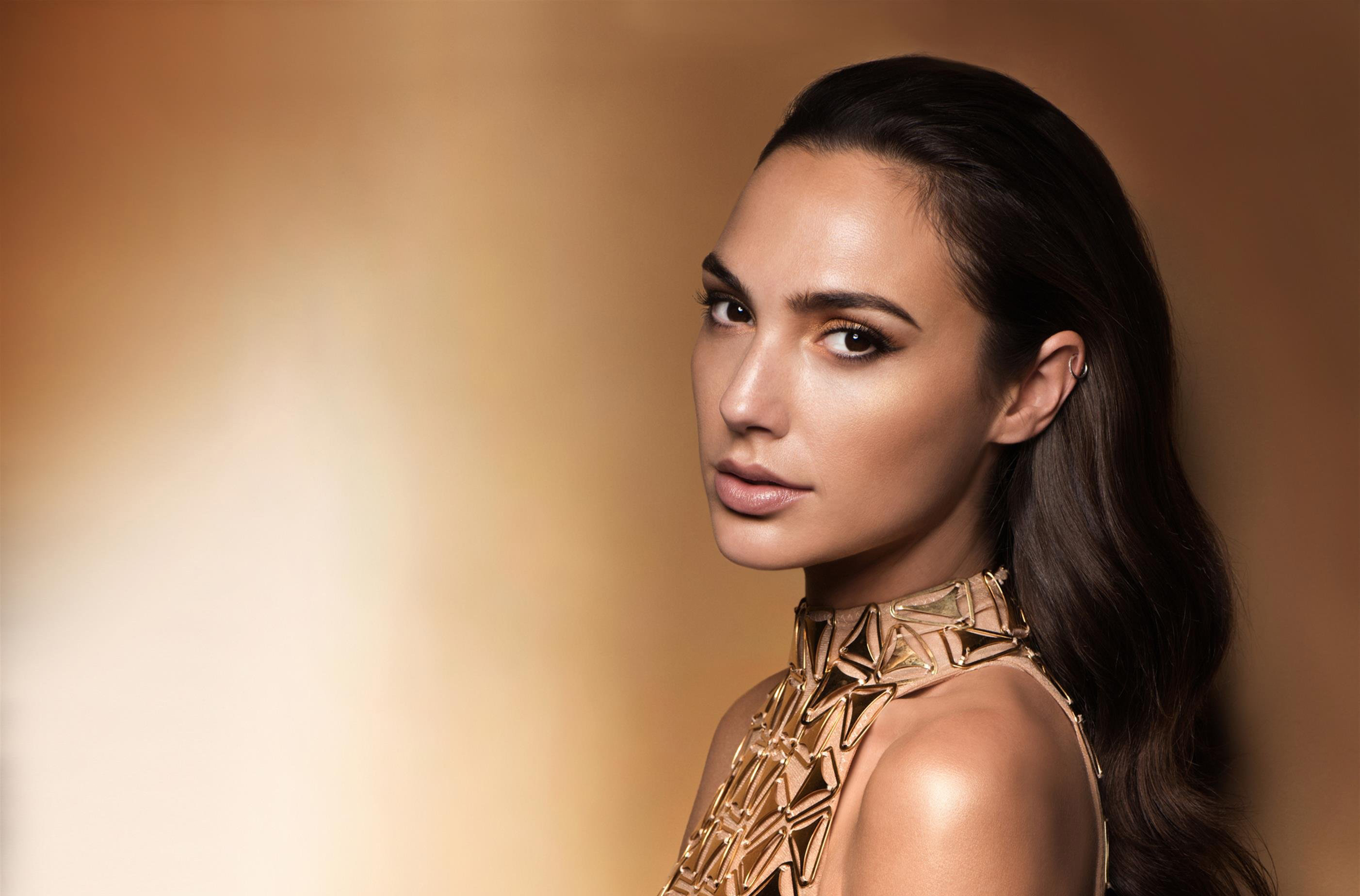 Gal Gadot wearing a gold necklace HD Wallpaper