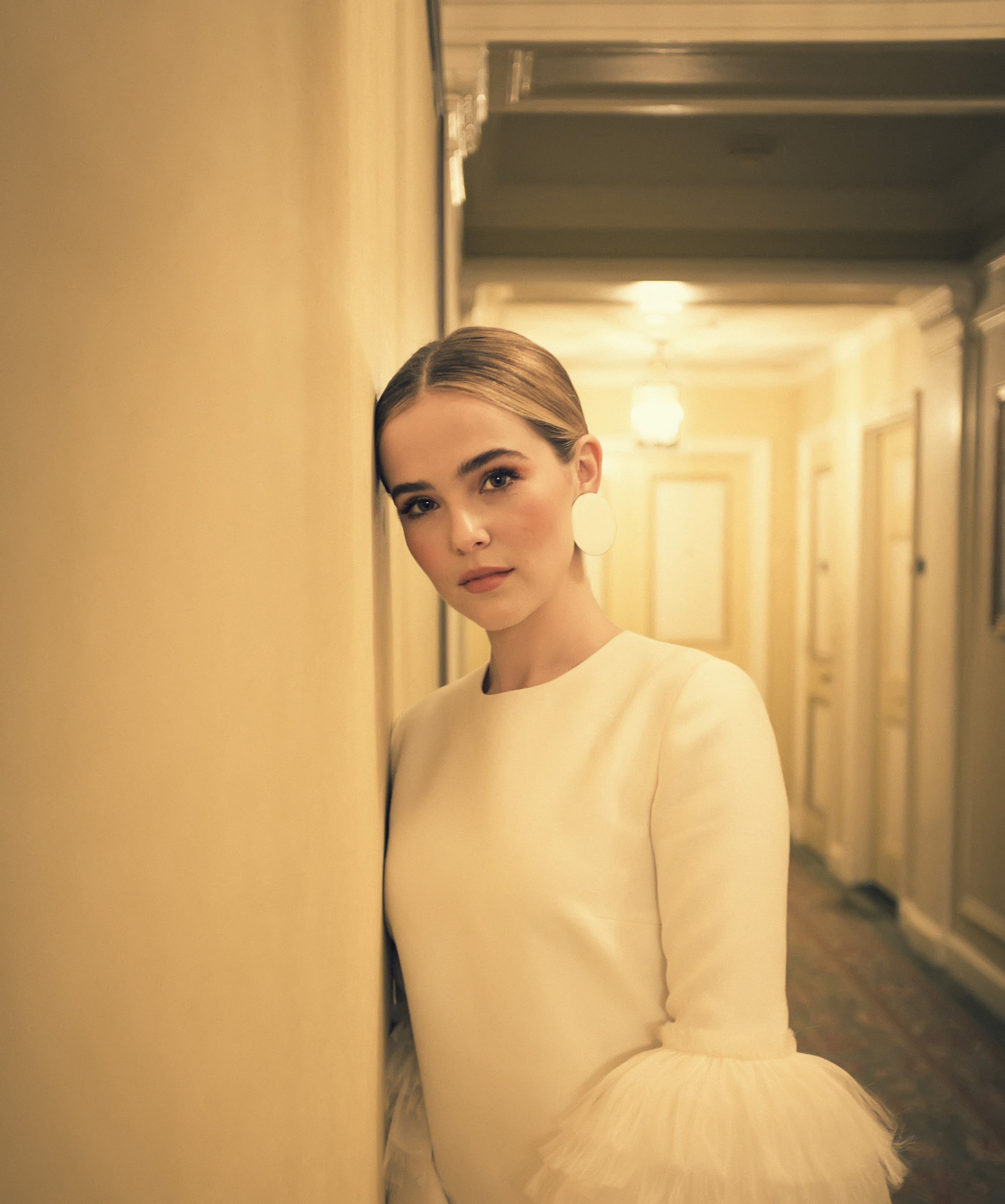 Zoey Deutch in a white dress HD Wallpaper