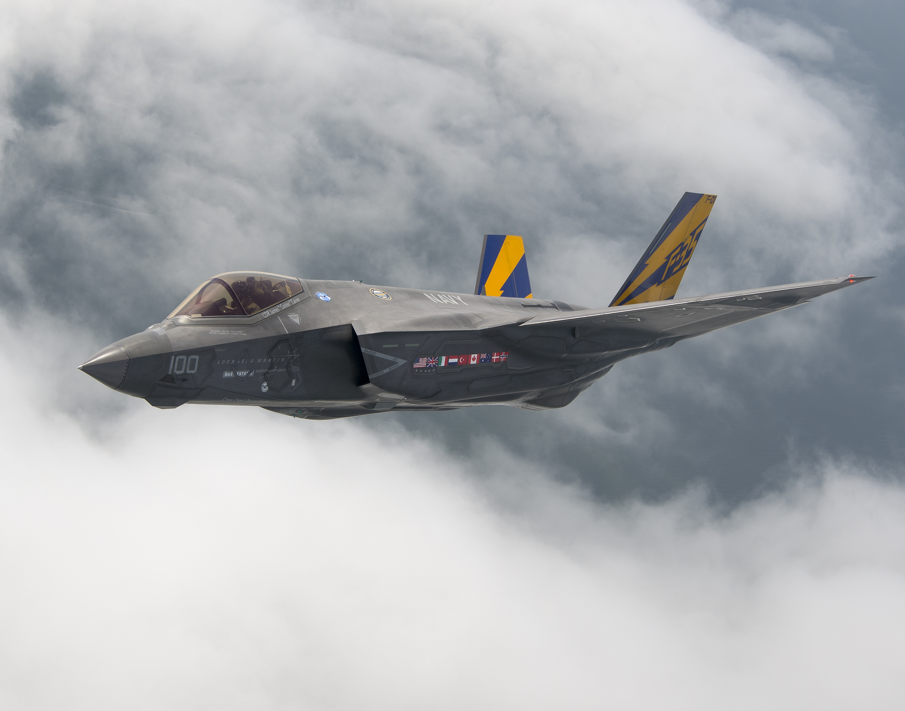 Lockheed Martin F-35 Lightning II stealth fighter jet HD Wallpaper