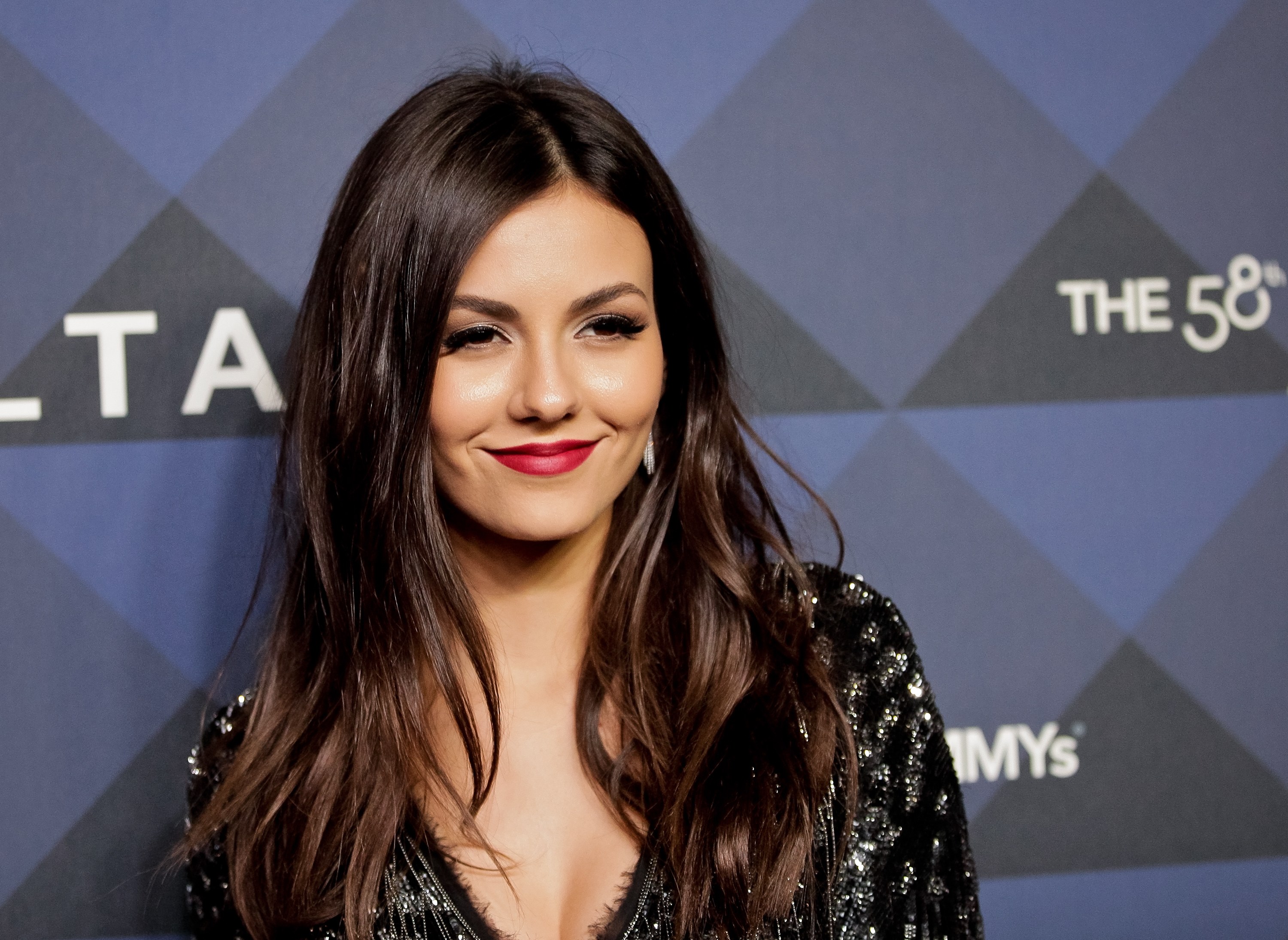 Victoria Justice at an event HD Wallpaper
