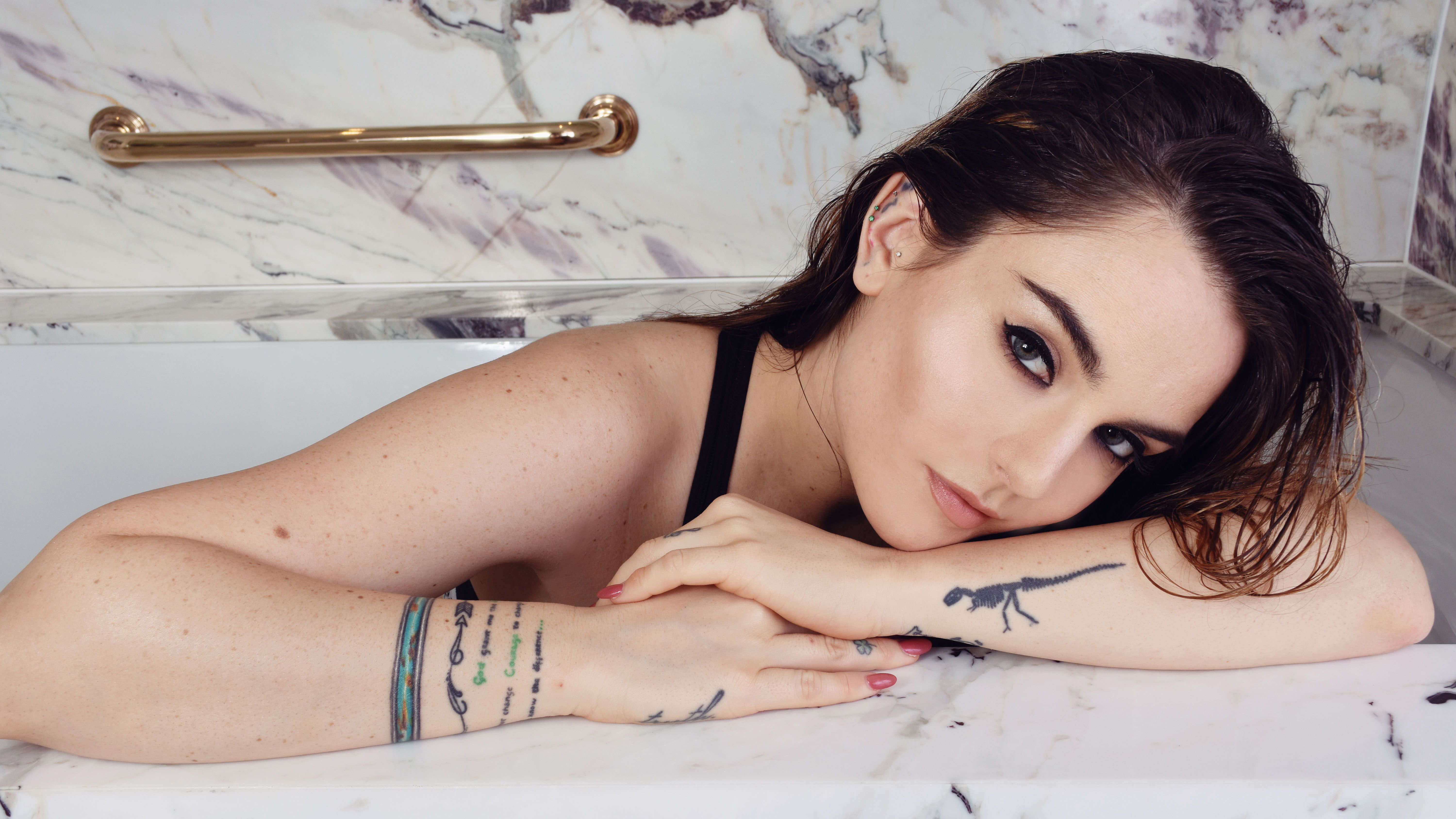 JoJo in a bathtub HD Wallpaper