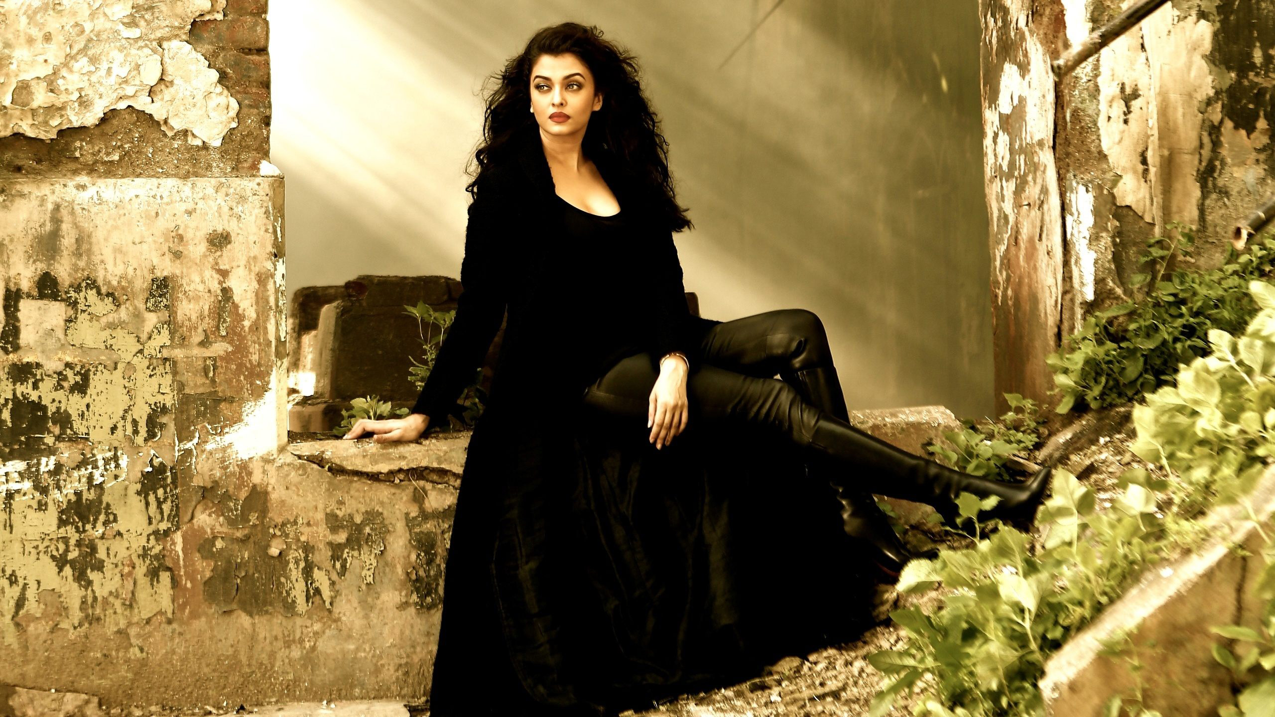 Aishwarya Rai sitting in ruins HD Wallpaper