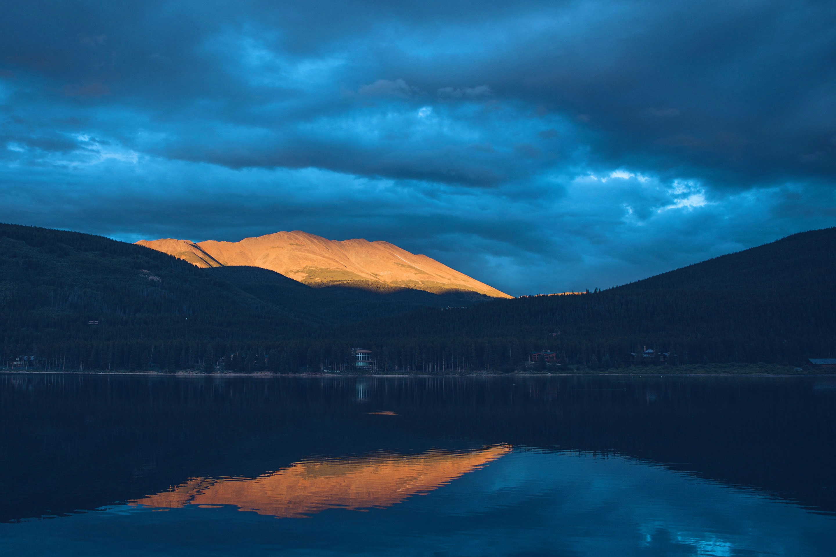 Lake and Mountains at Sunset HD Wallpaper