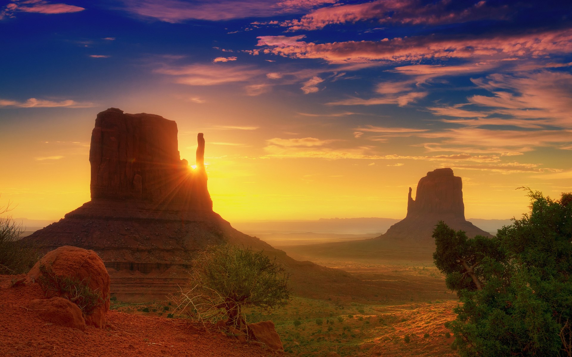 Monument Valley at sunset with sun rays HD Wallpaper