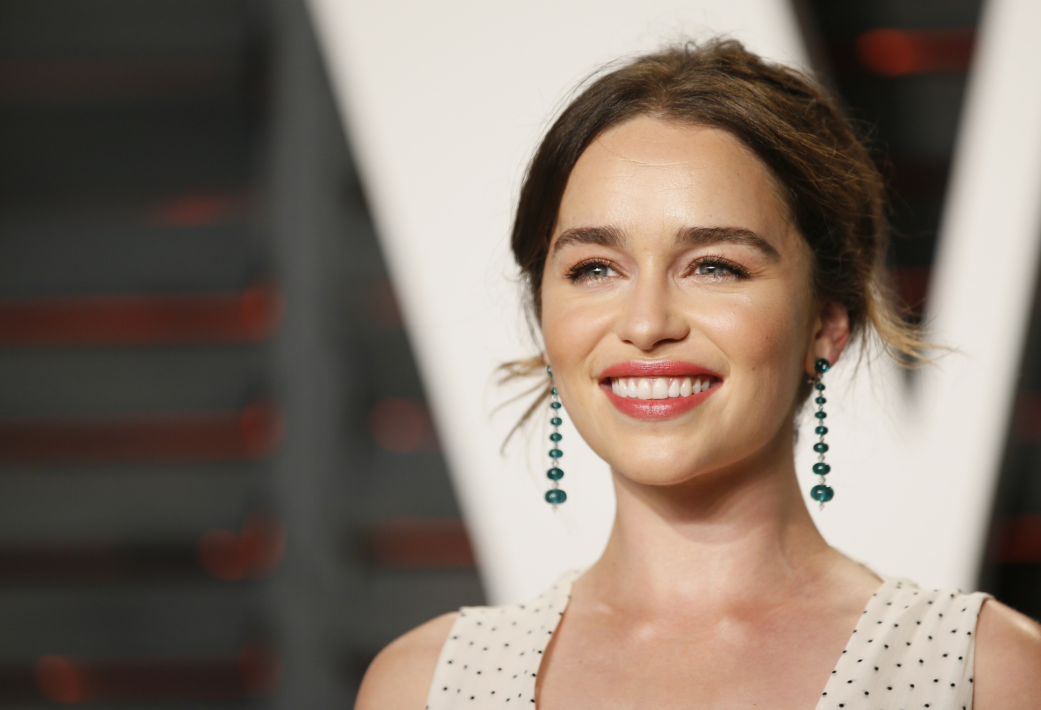 Emilia Clarke at Vanity Fair Oscar Party 2017 HD Wallpaper