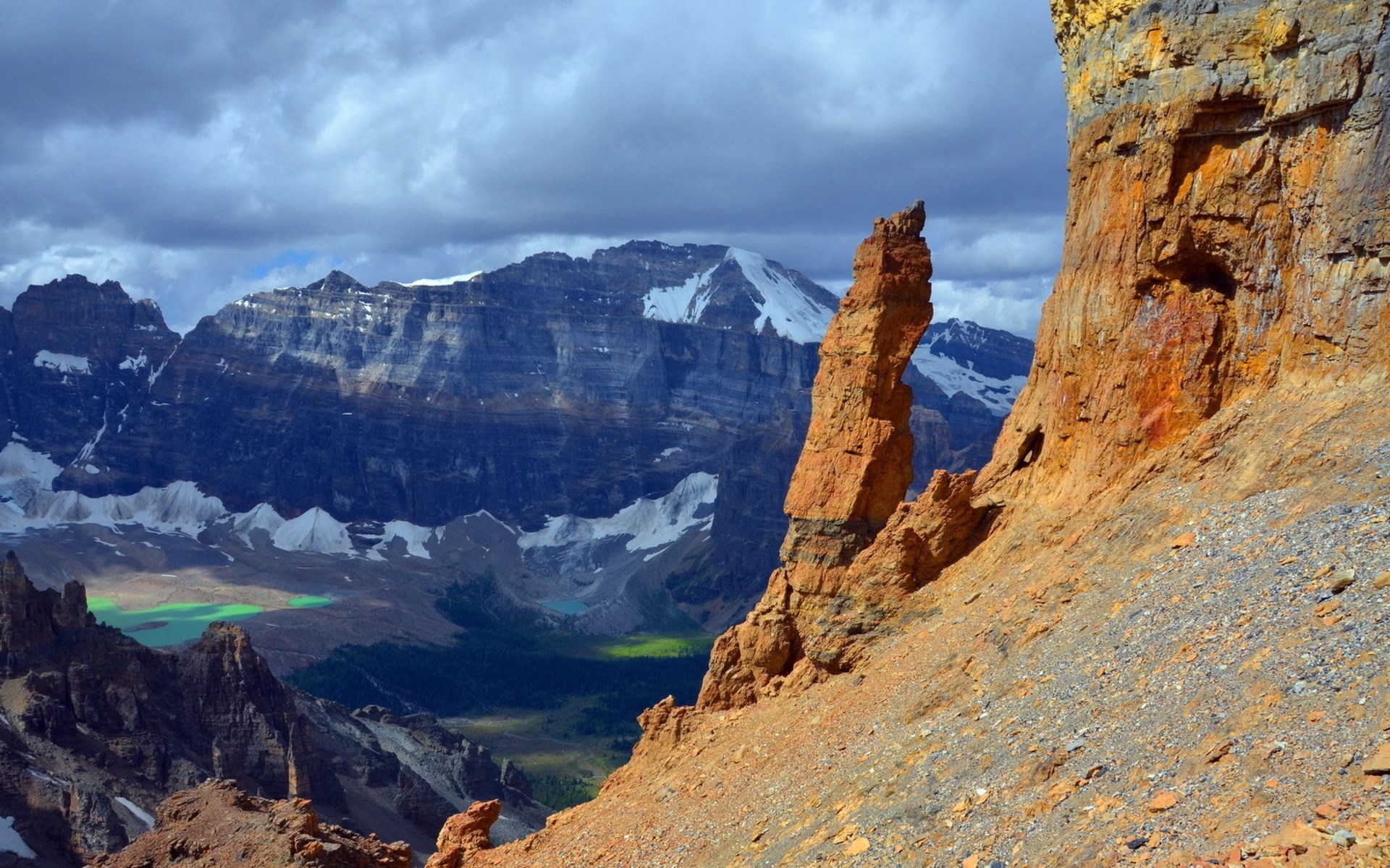 Rocky mountain landscape with hoodoos and turquoise lake HD Wallpaper