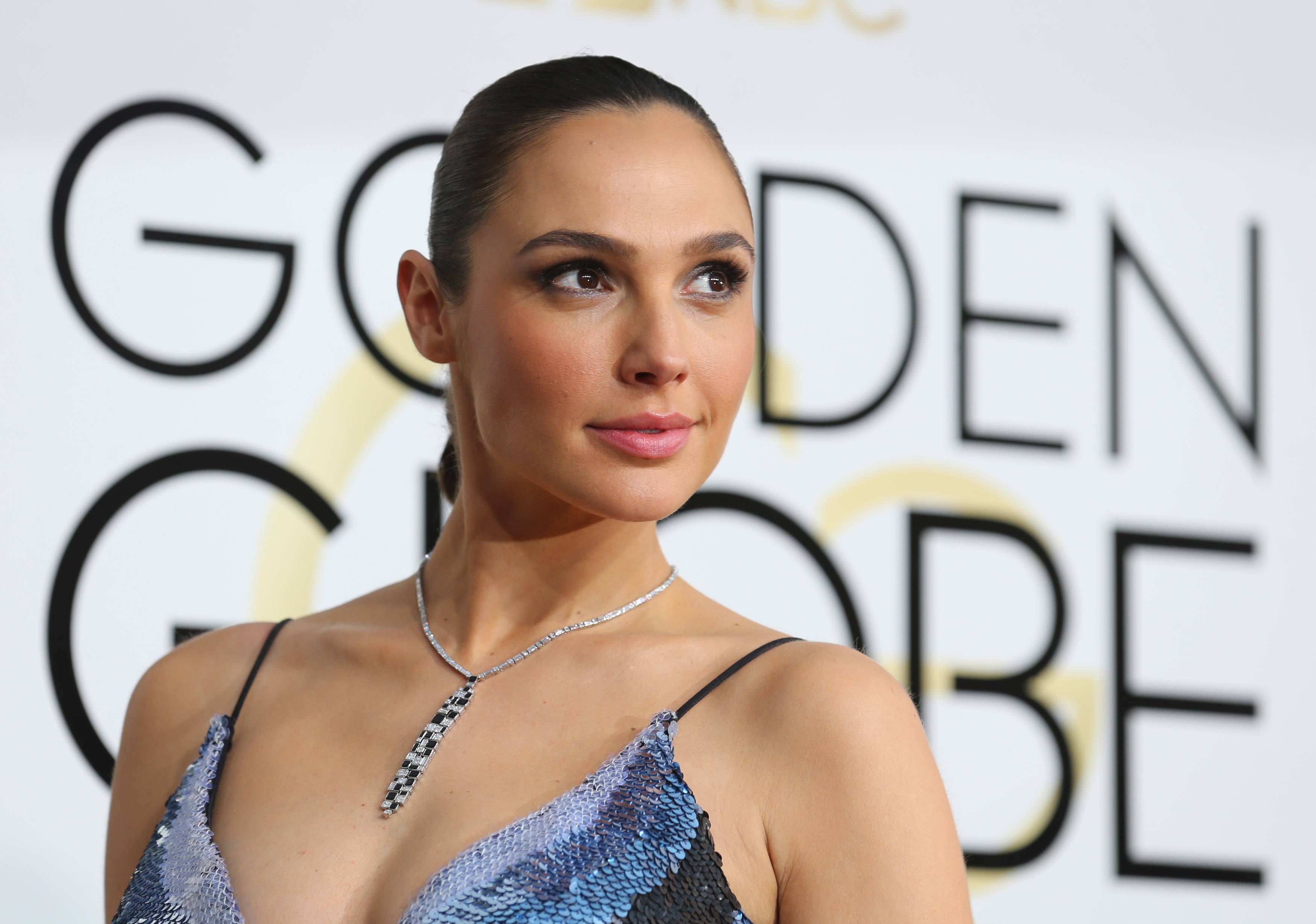 Gal Gadot at the 2017 Golden Globe Awards HD Wallpaper