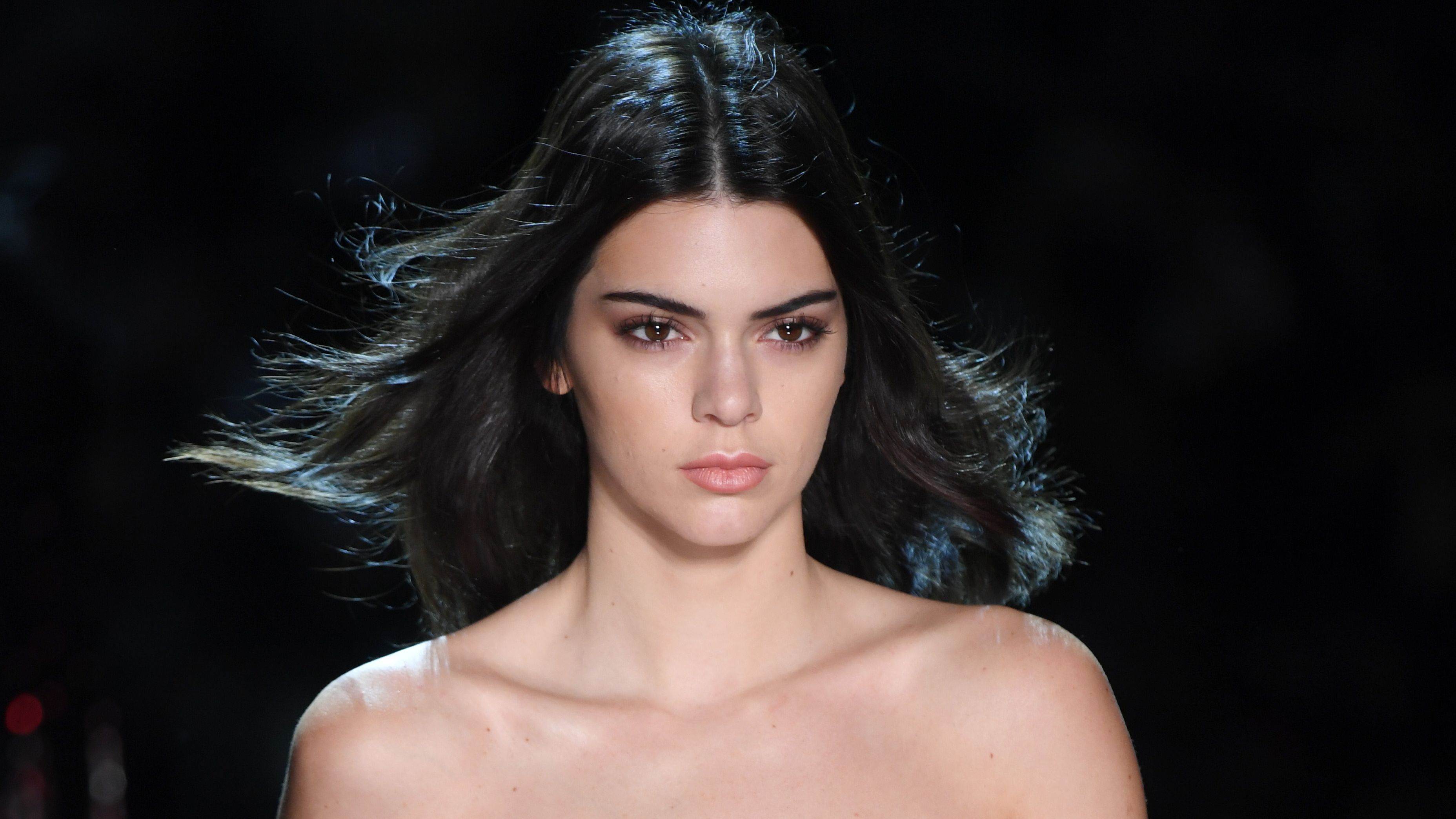 Kendall Jenner on runway 4K HD Wallpaper