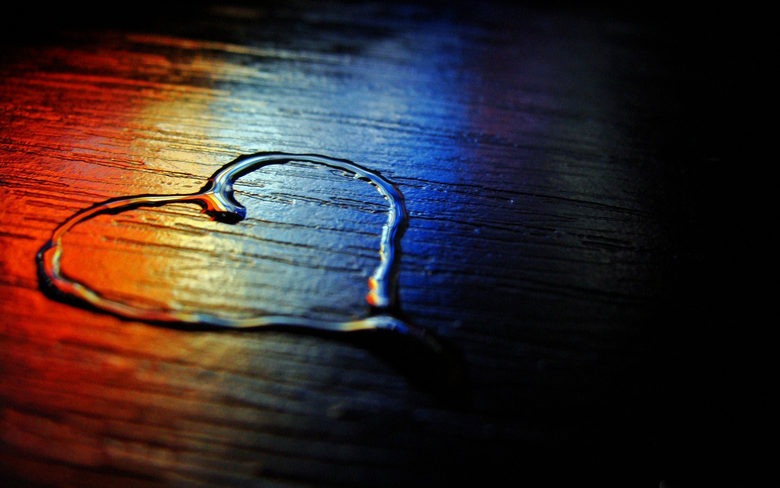 Water heart on a wooden surface HD Wallpaper