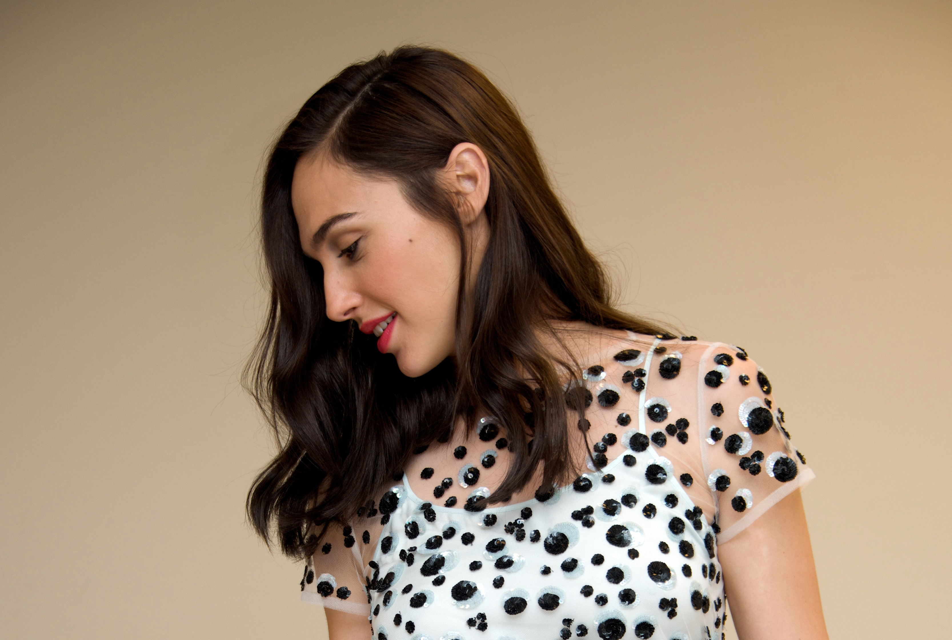 Gal Gadot HD Wallpaper