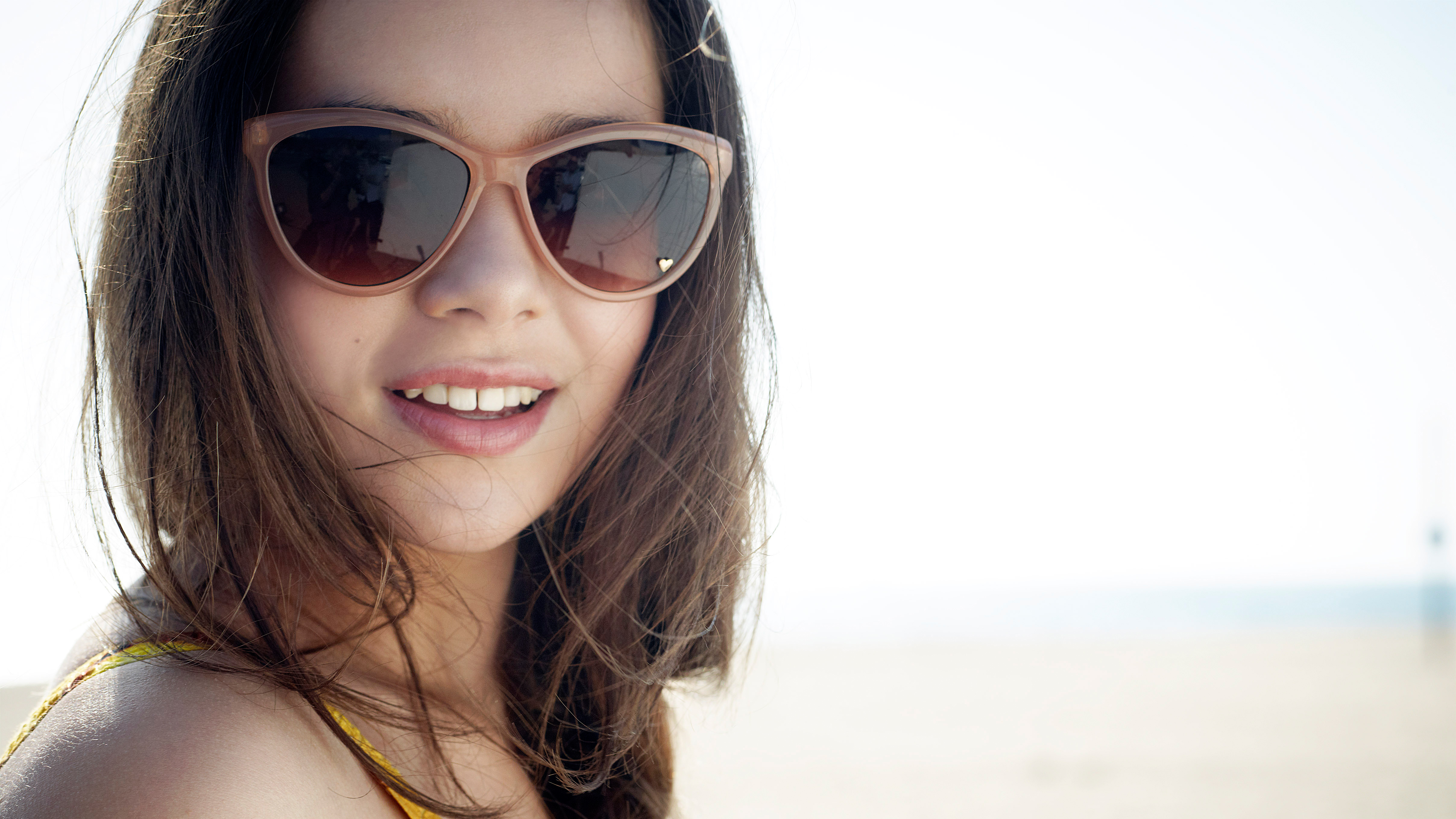 Hailee Steinfeld wearing sunglasses at the beach HD Wallpaper