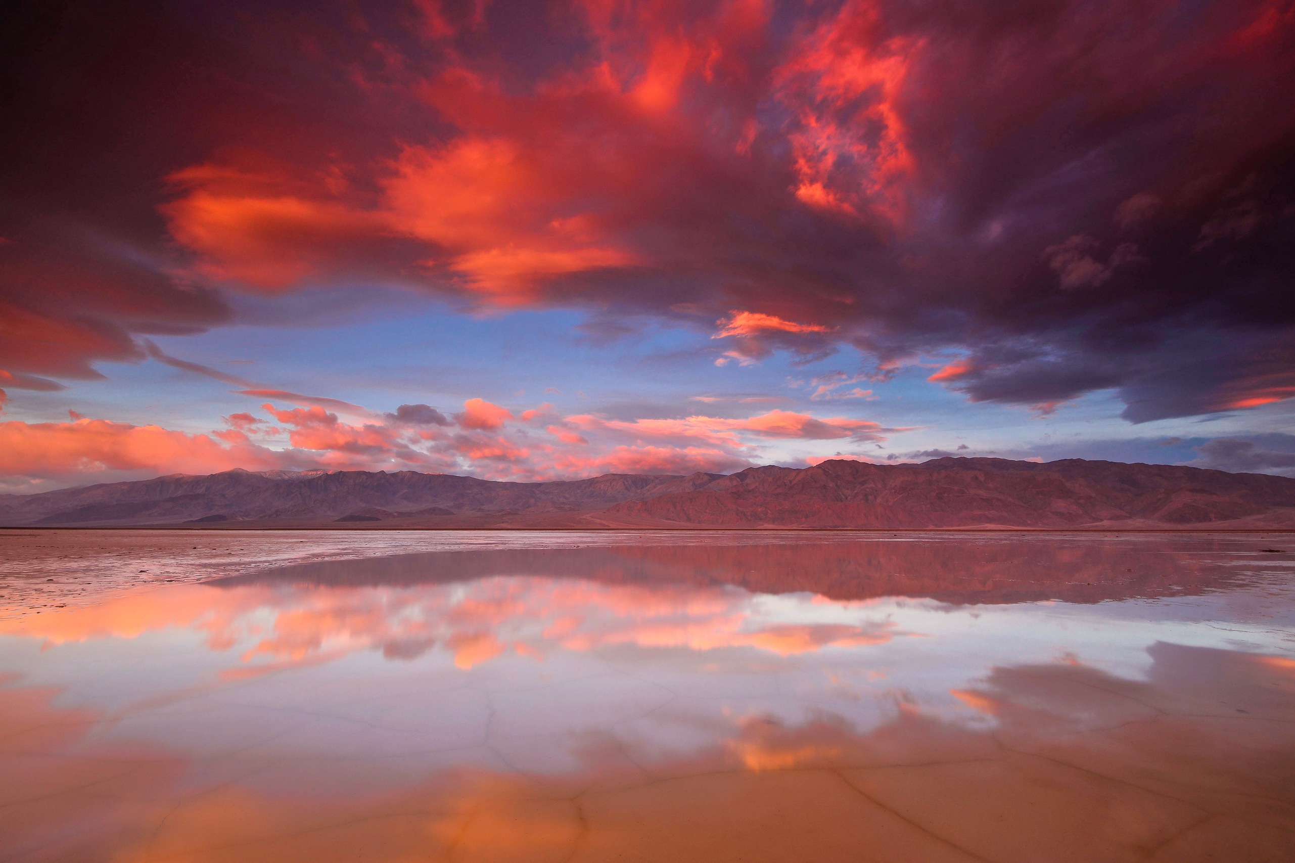 Dramatic sunset over Death Valley salt flats HD Wallpaper