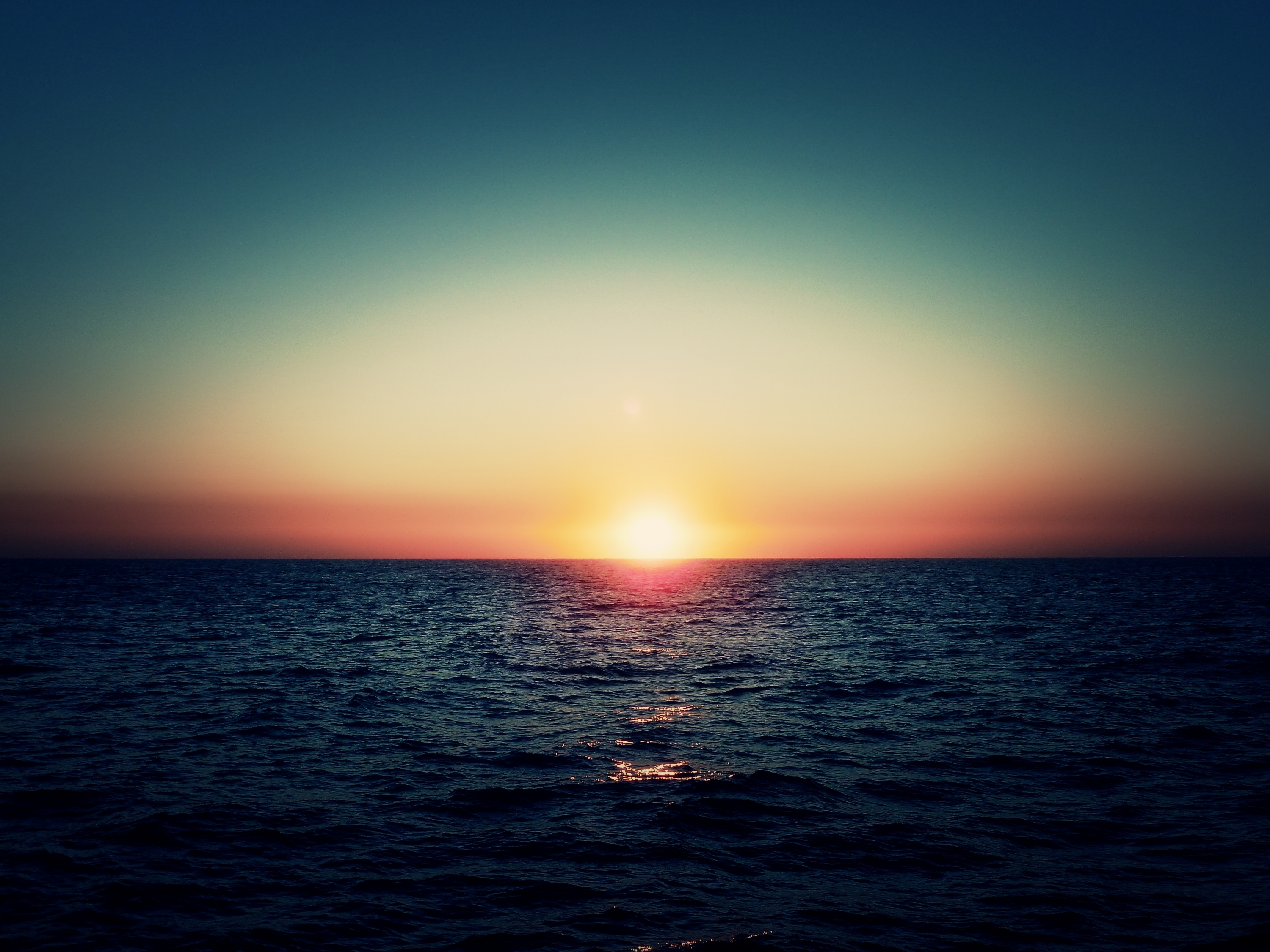Sunset over the ocean horizon HD Wallpaper