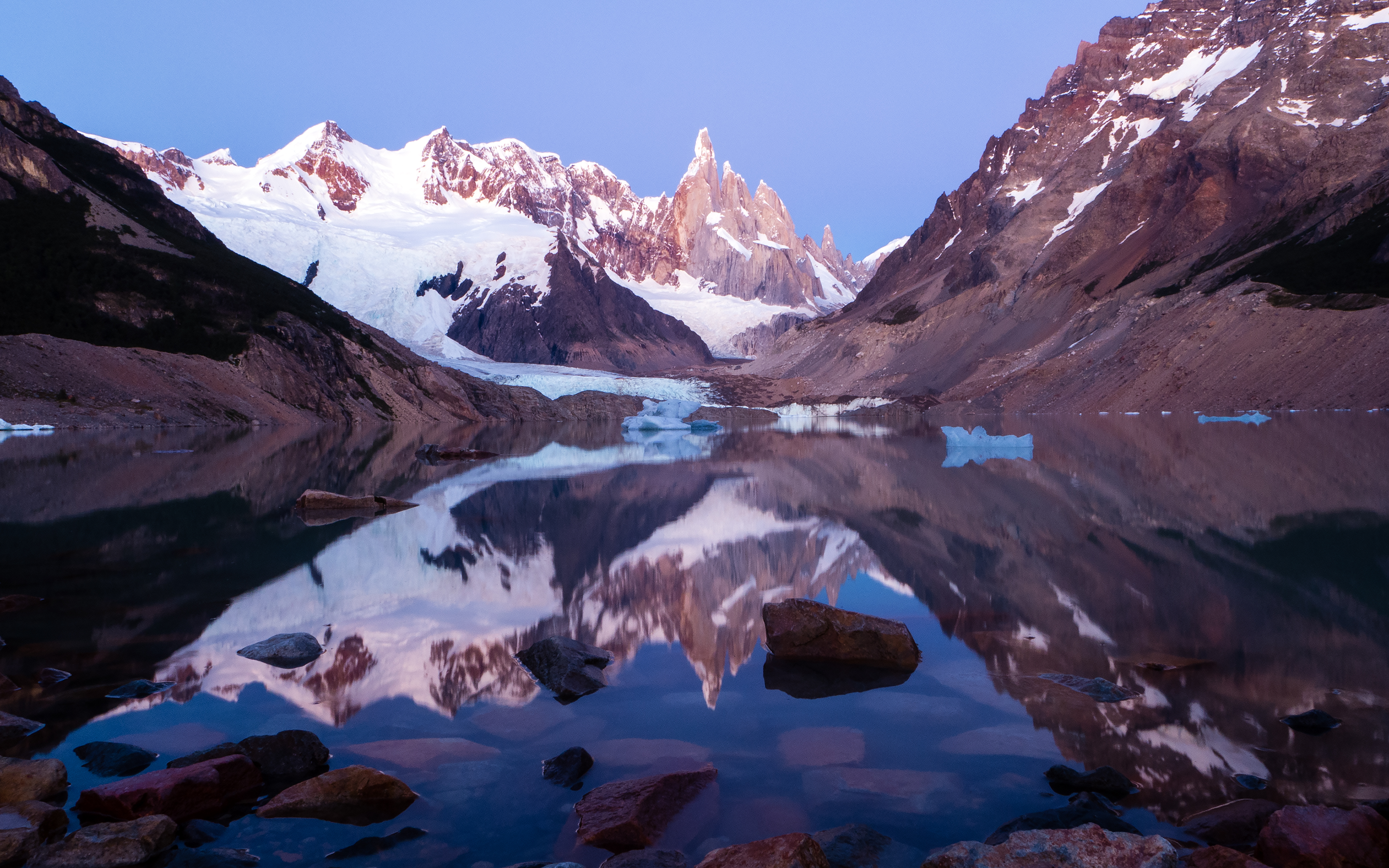 4K Lake and Mountains in Los Glaciares National Park, Argentina HD Wallpaper