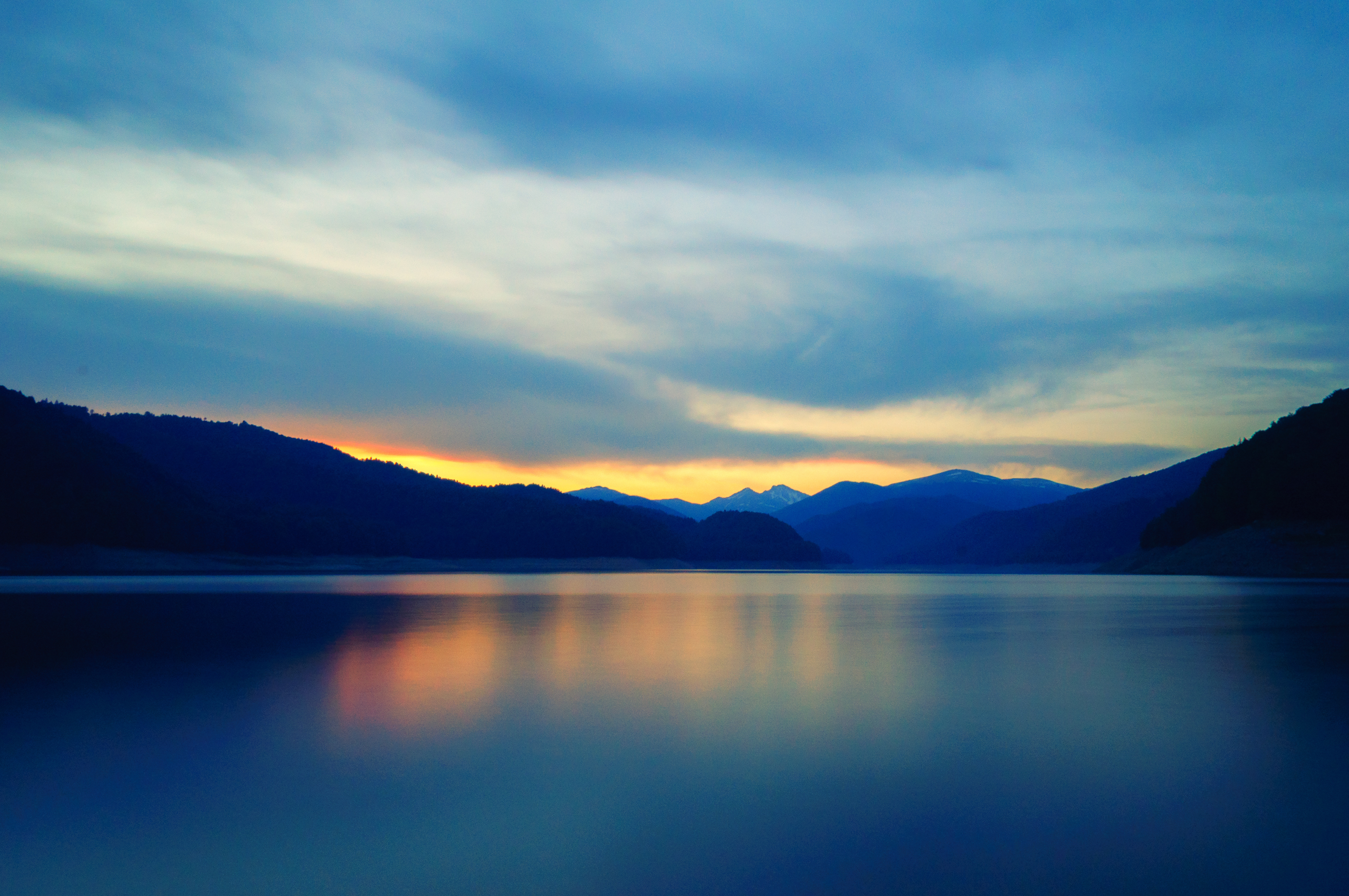 Lake and Mountains at Sunset 4K HD Wallpaper