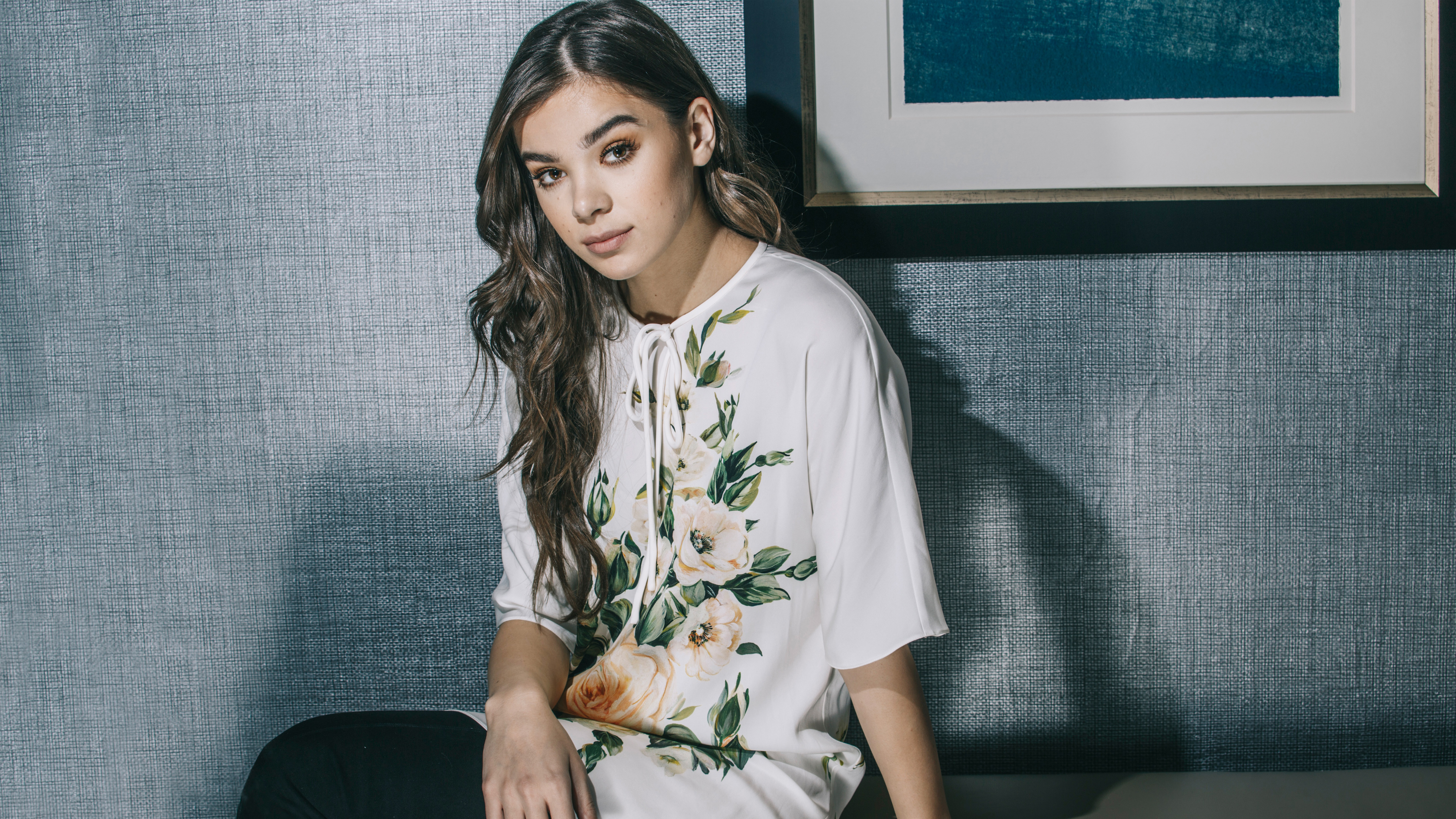 Hailee Steinfeld Poses in White Floral Top HD Wallpaper