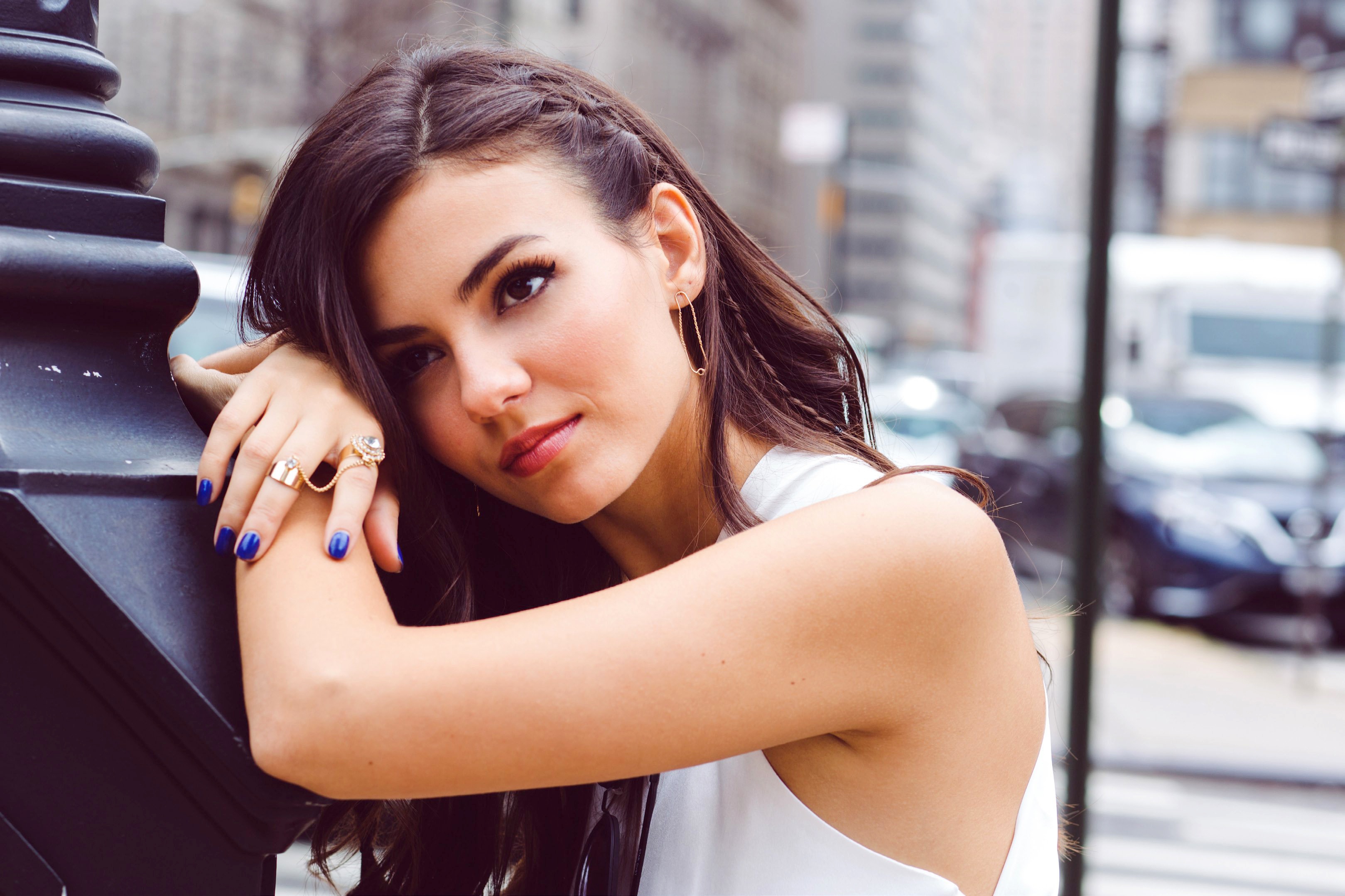 Victoria Justice leaning on a lamppost in New York City HD Wallpaper