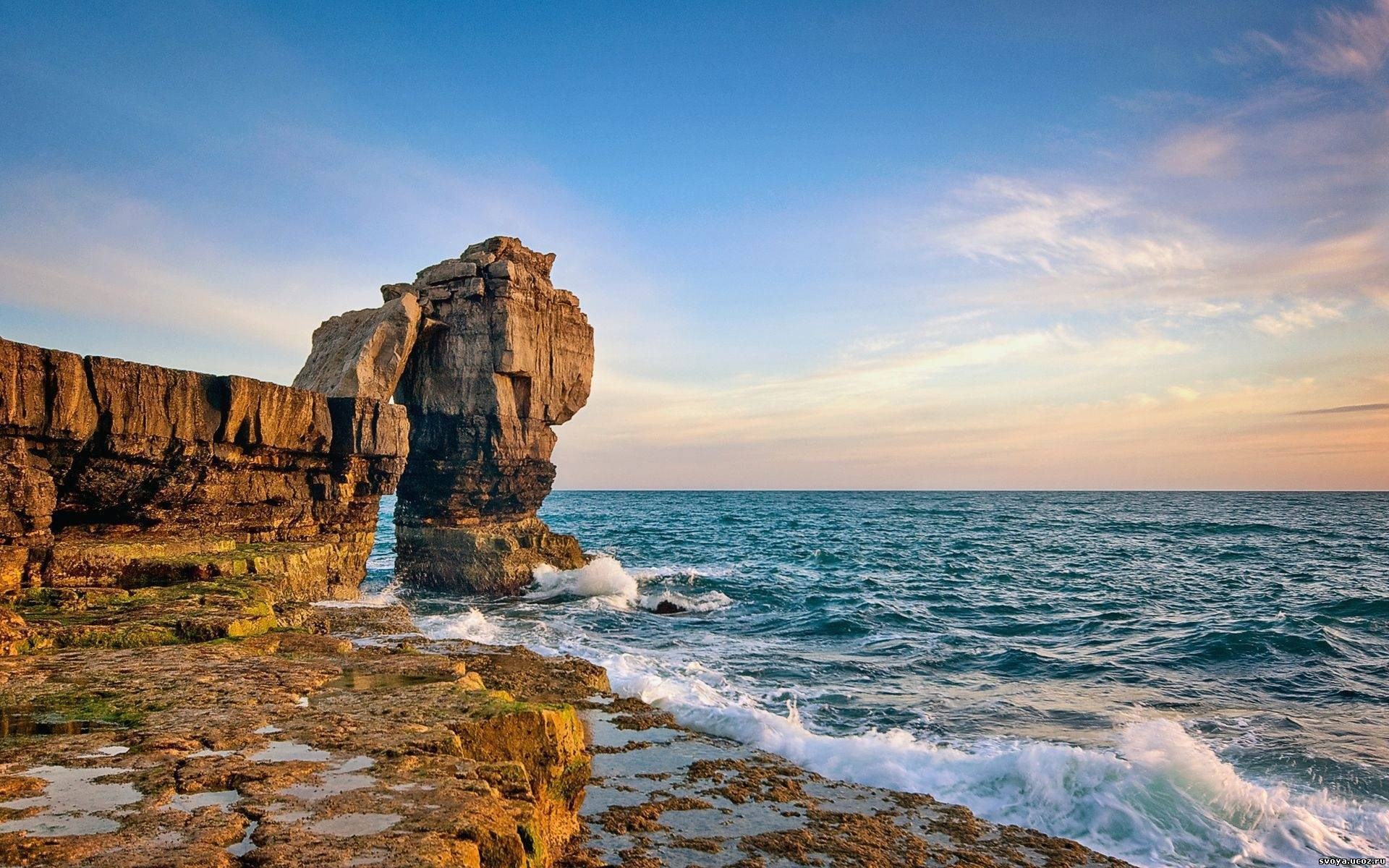 Rocky coastline with sea stacks and ocean waves HD Wallpaper