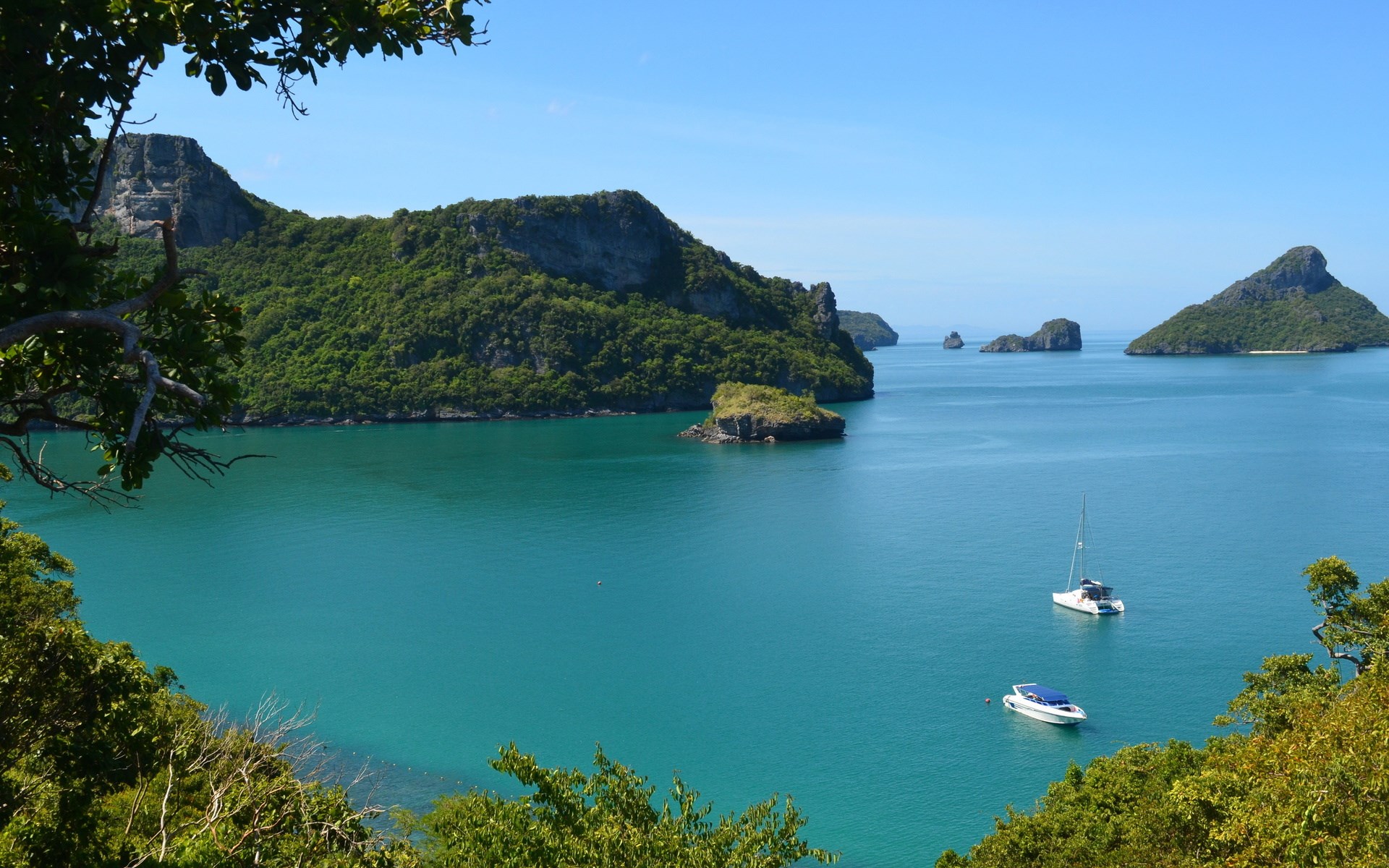 Islands and turquoise water with boats HD Wallpaper