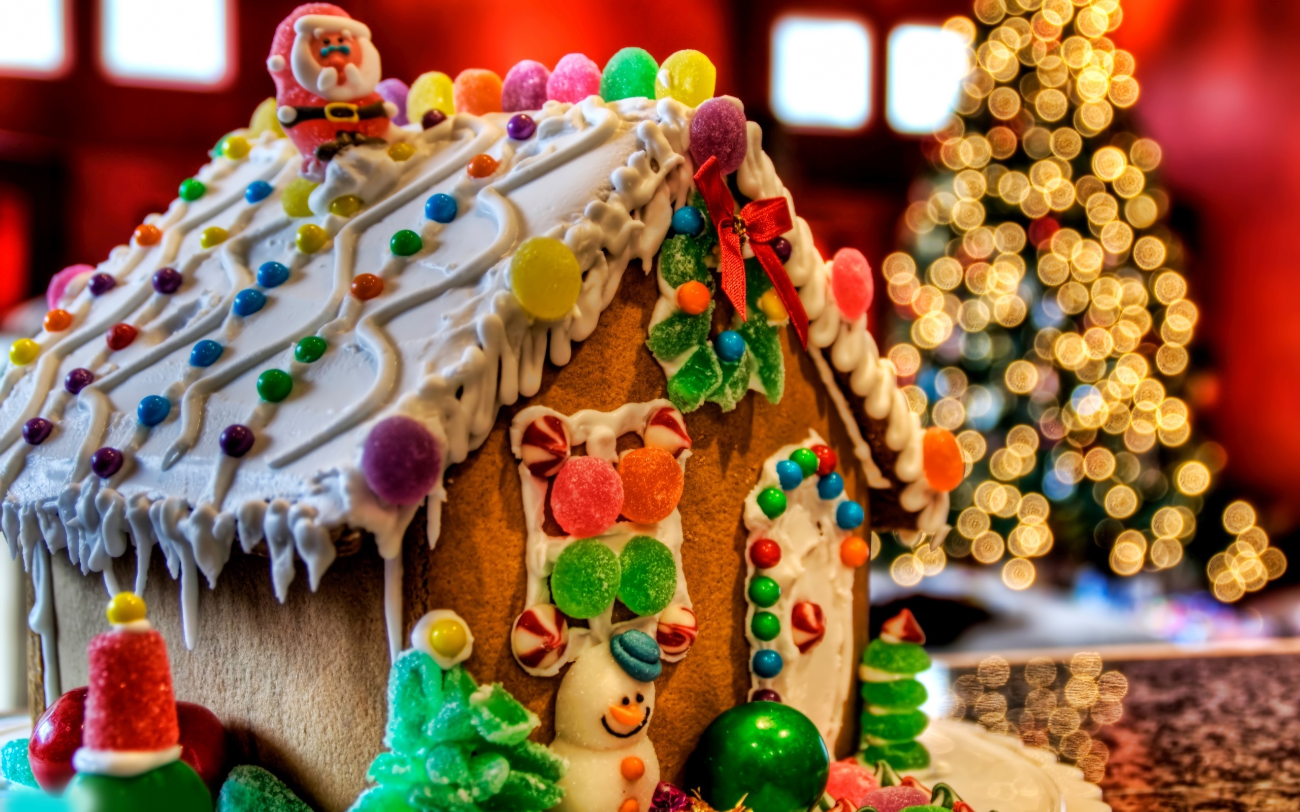 Christmas gingerbread house with Santa and Christmas tree HD Wallpaper