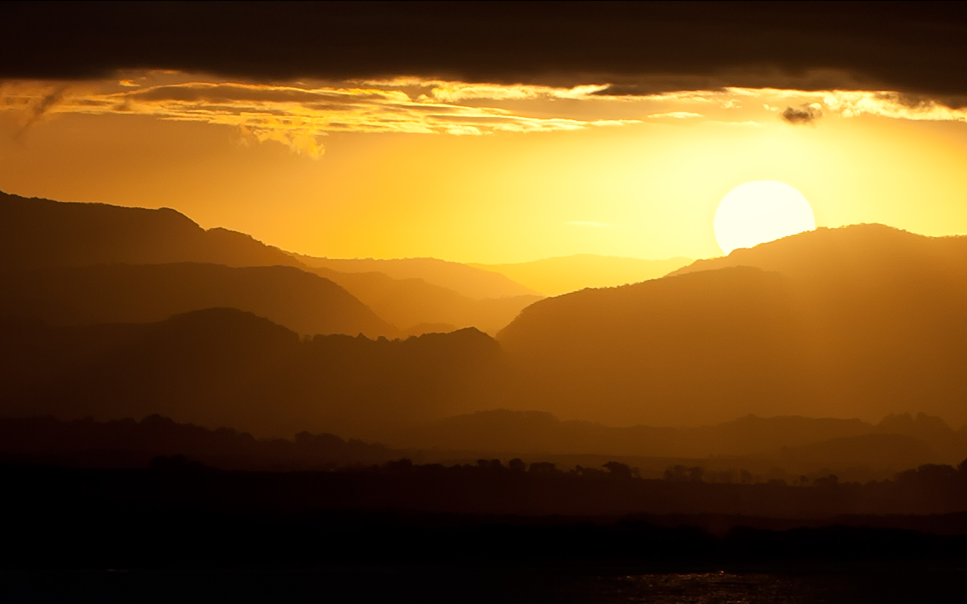 Sunset over layered mountains in Byron Bay HD Wallpaper