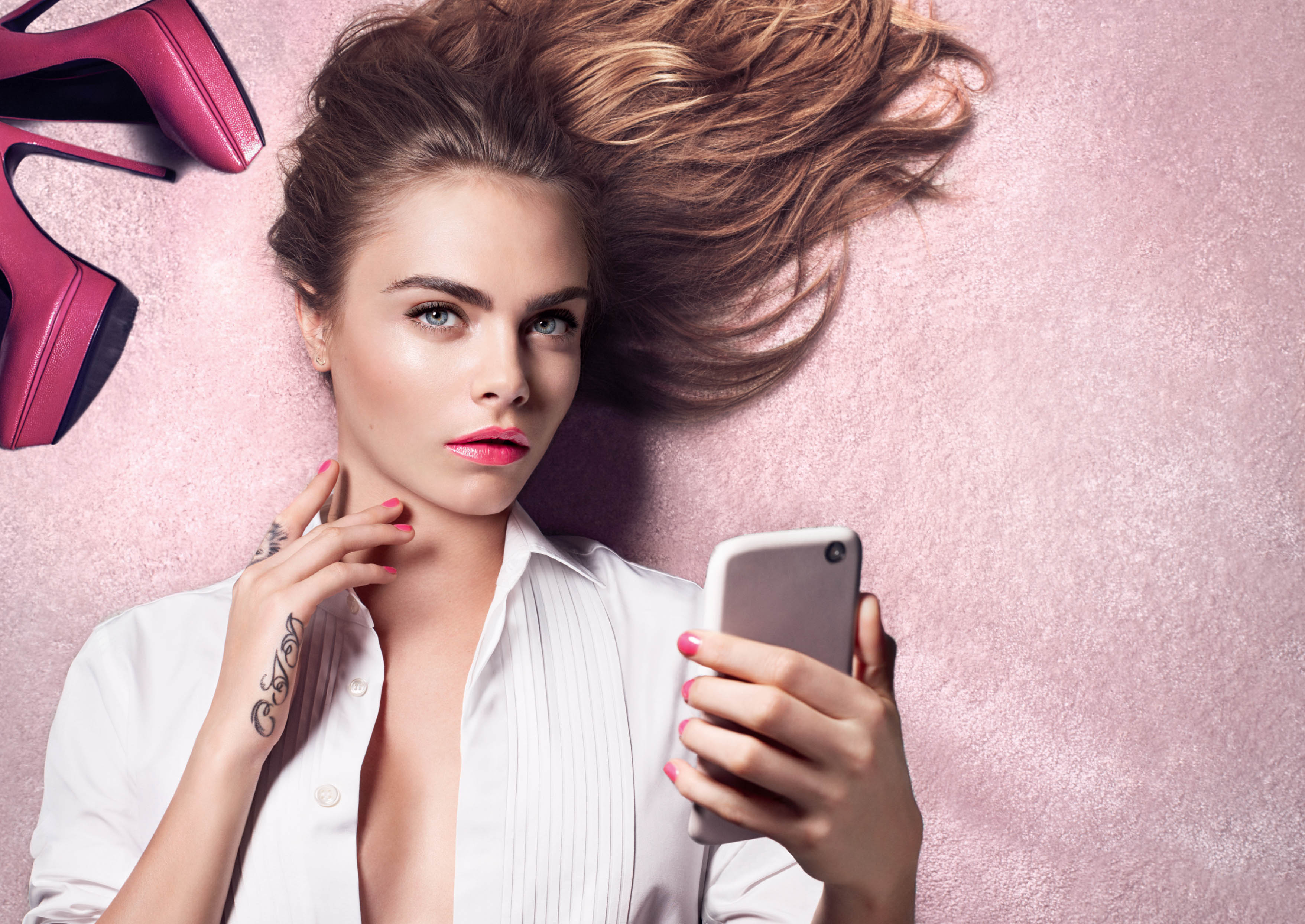 Cara Delevingne with pink heels and smartphone HD Wallpaper