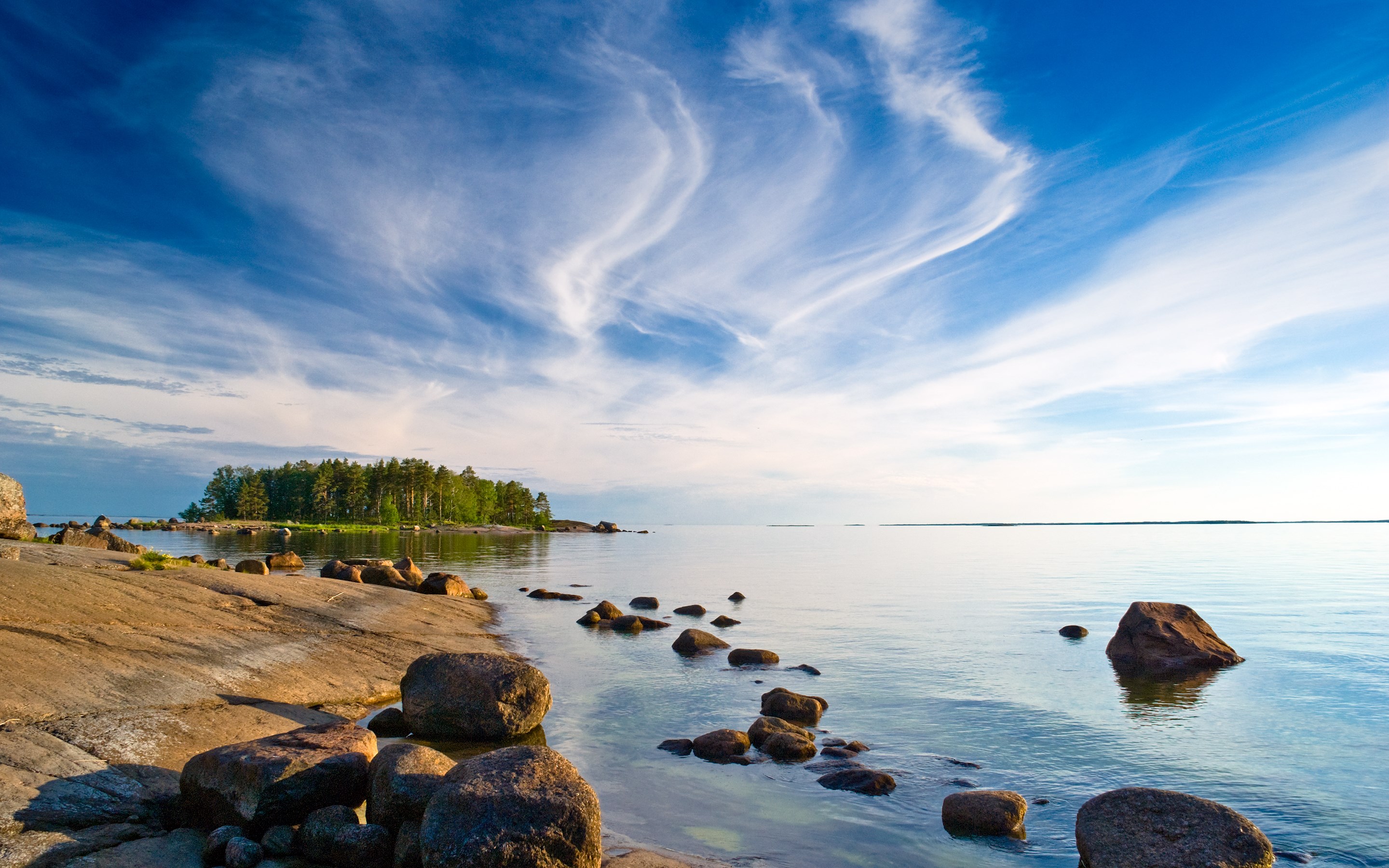 Rocky shoreline with island and wispy clouds HD Wallpaper