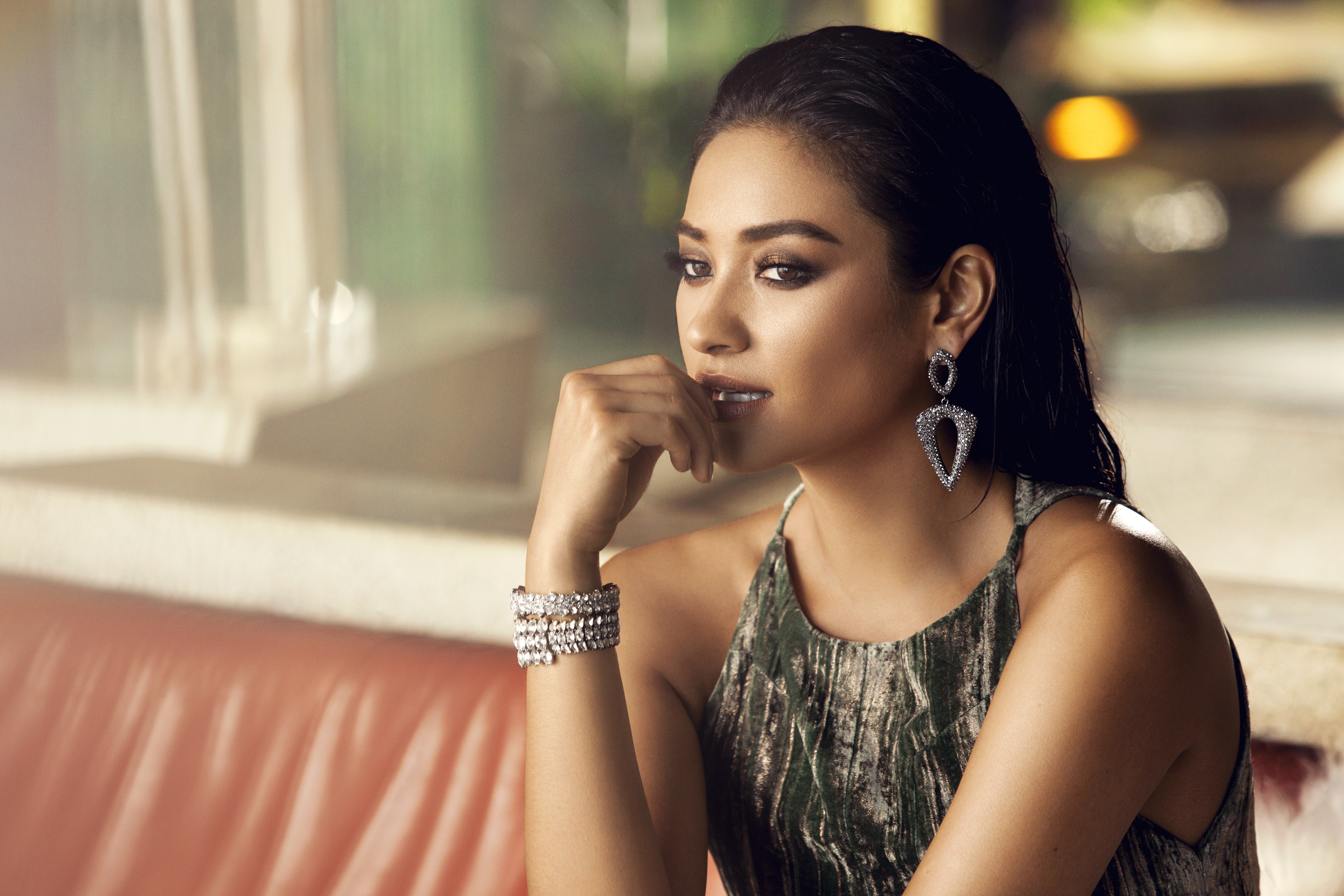 Shay Mitchell wearing BaubleBar jewelry HD Wallpaper