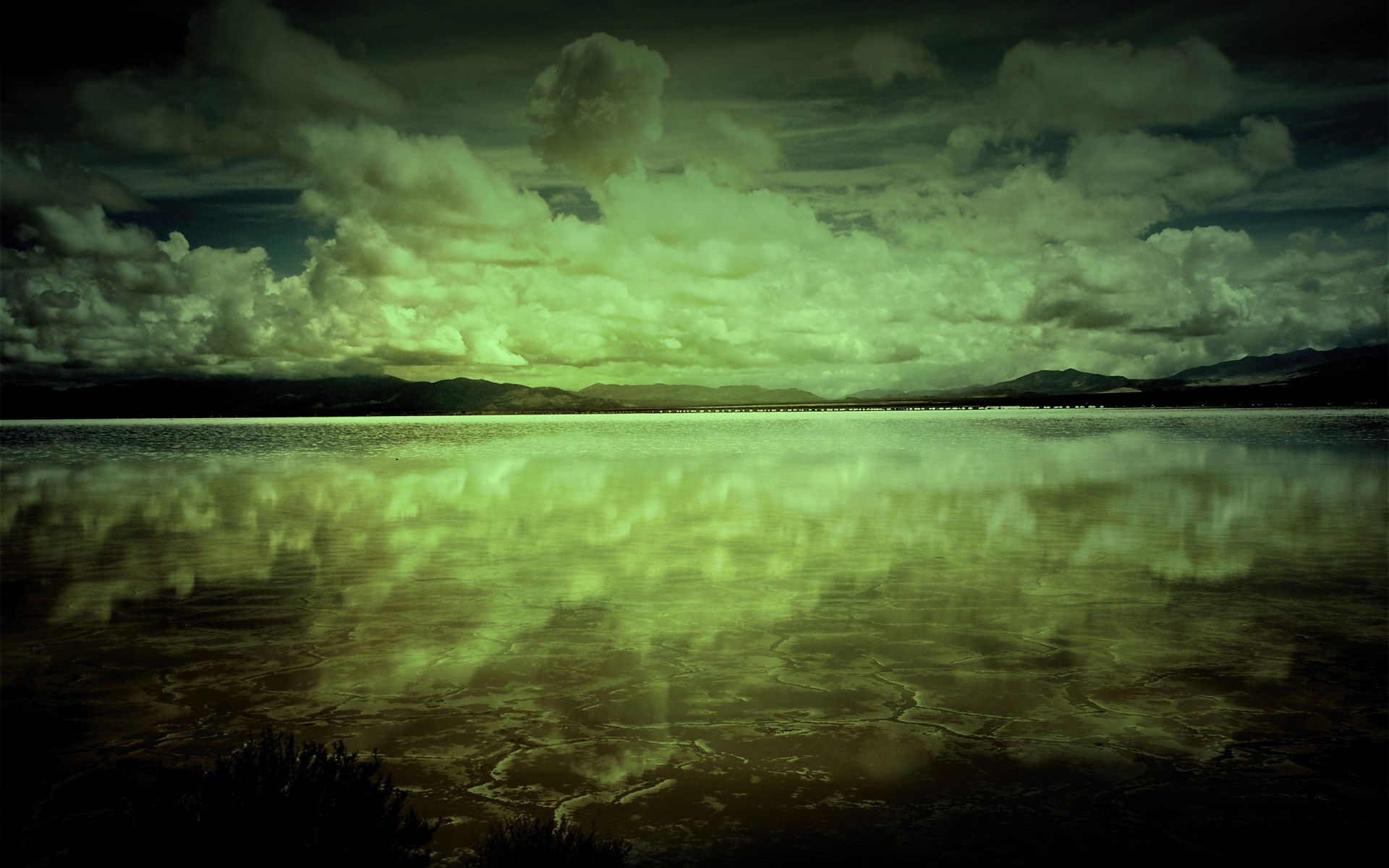 Lake and cloudy sky reflection HD Wallpaper