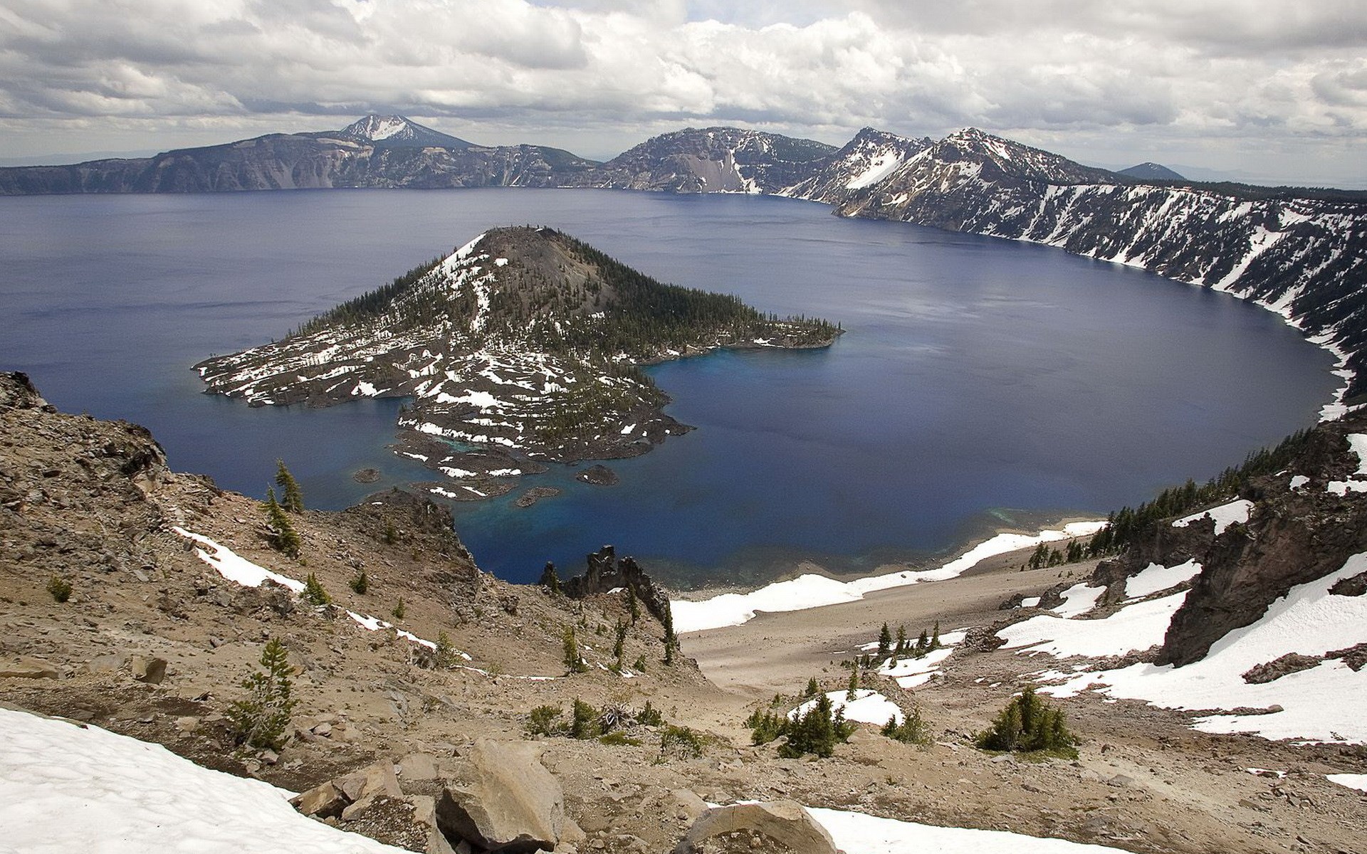 Crater Lake National Park with Wizard Island HD Wallpaper