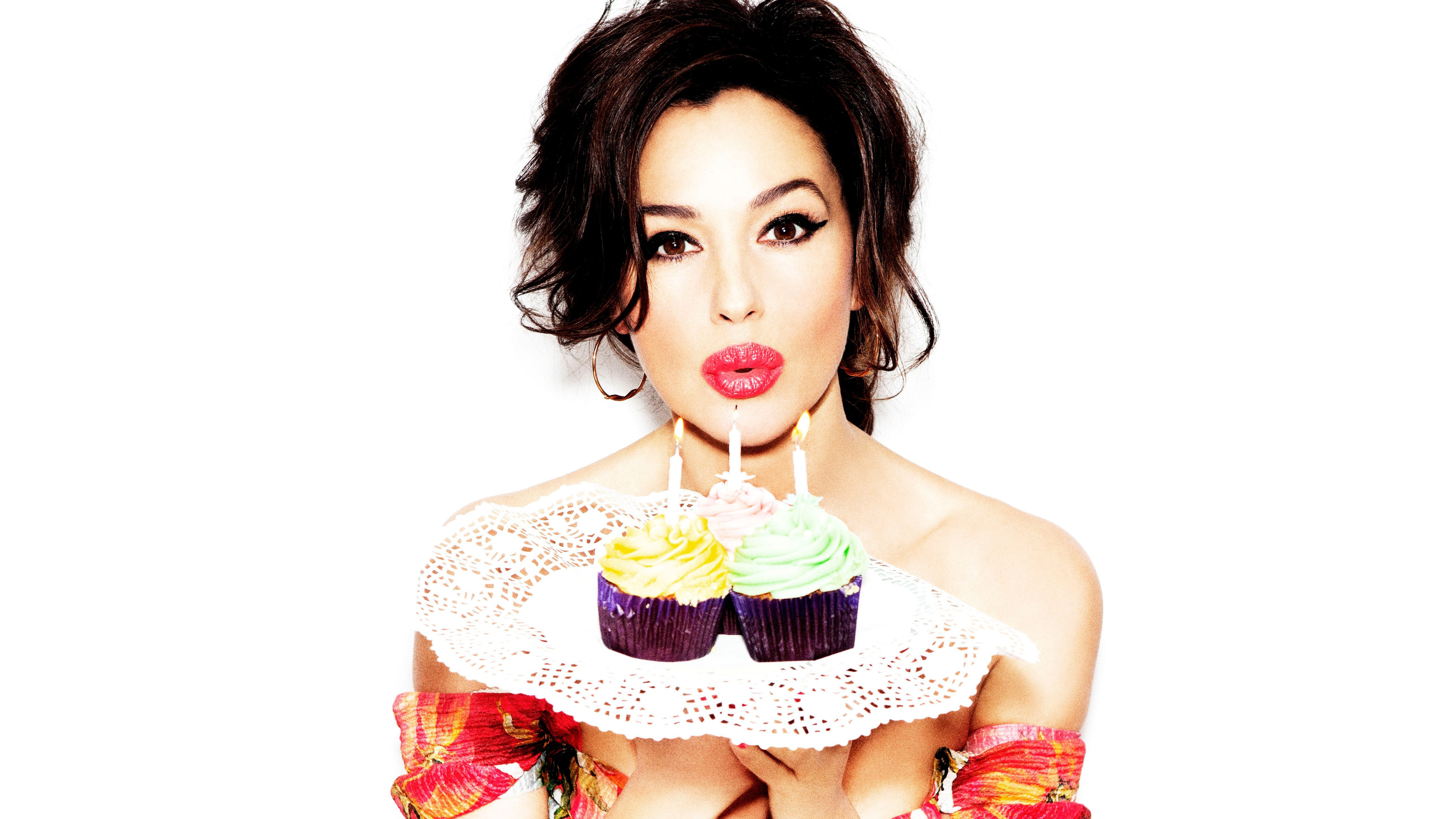 Monica Bellucci with cupcakes HD Wallpaper